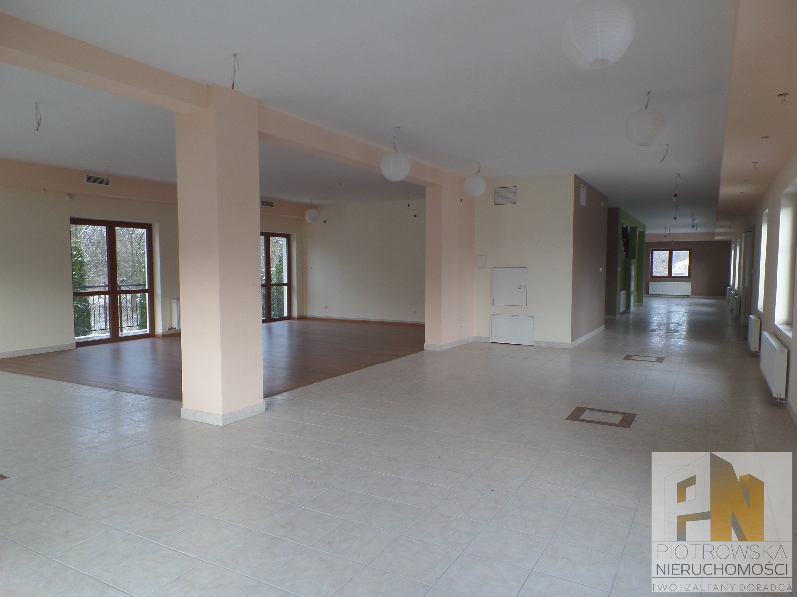 Budynek usługowy 790m2 - zdjęcie 1