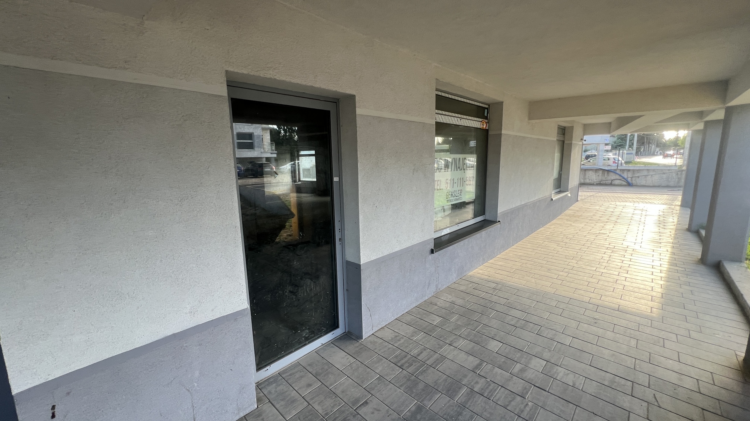 Lokal z witryną 140 m2 w widocznym miejscu - zdjęcie 8