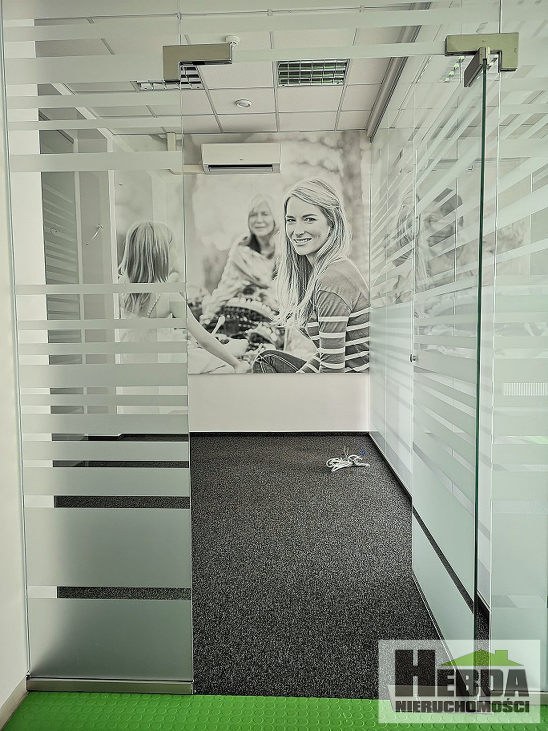 Tarnów , lokal usługowy , ul Krakowska 180 m2 + 70 m2; pod  bank, sklep markowy, apteka  inne.. - zdjęcie 4