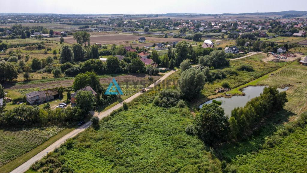 Działka w malowniczej i spokojnej okolicy - zdjęcie 4