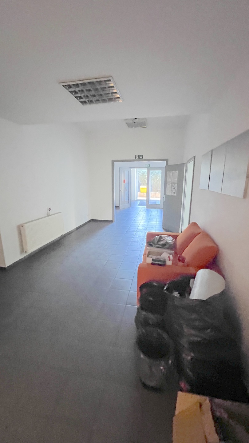 Przyziemie biurowca z własnym wejściem - zdjęcie 10