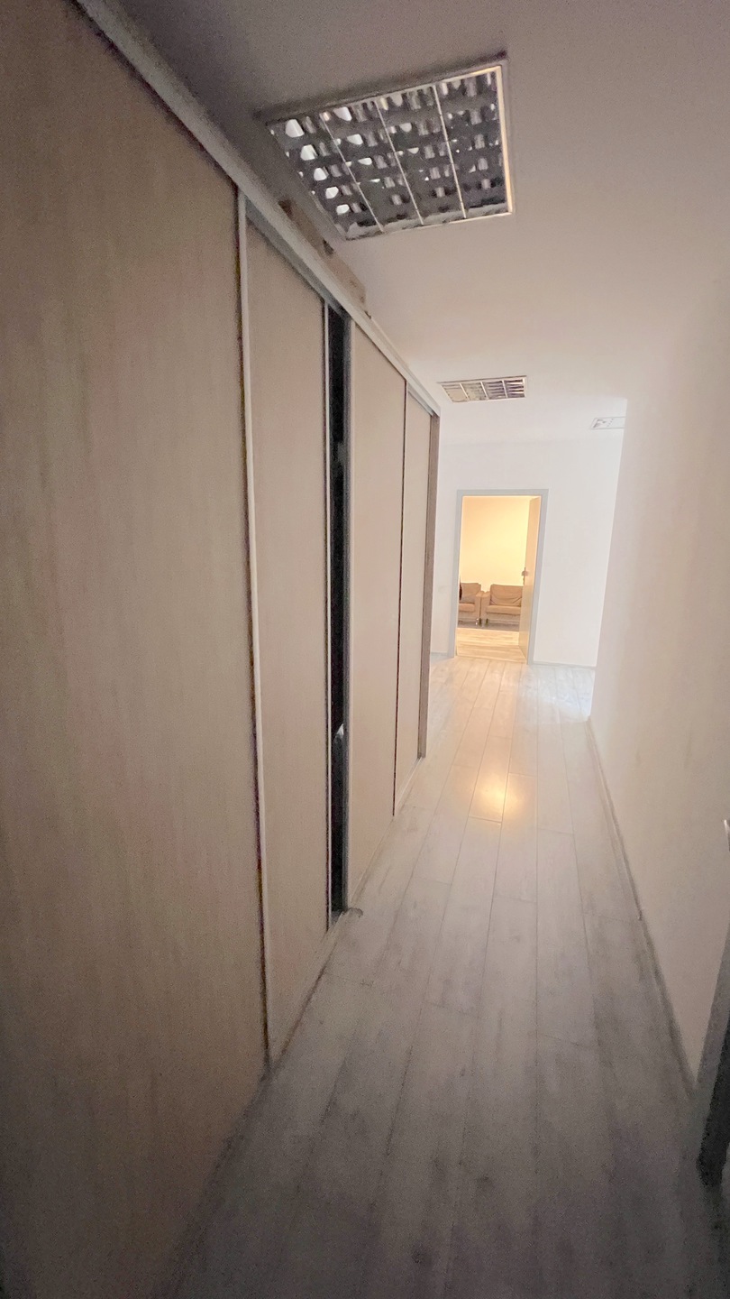 Przyziemie biurowca z własnym wejściem - zdjęcie 9