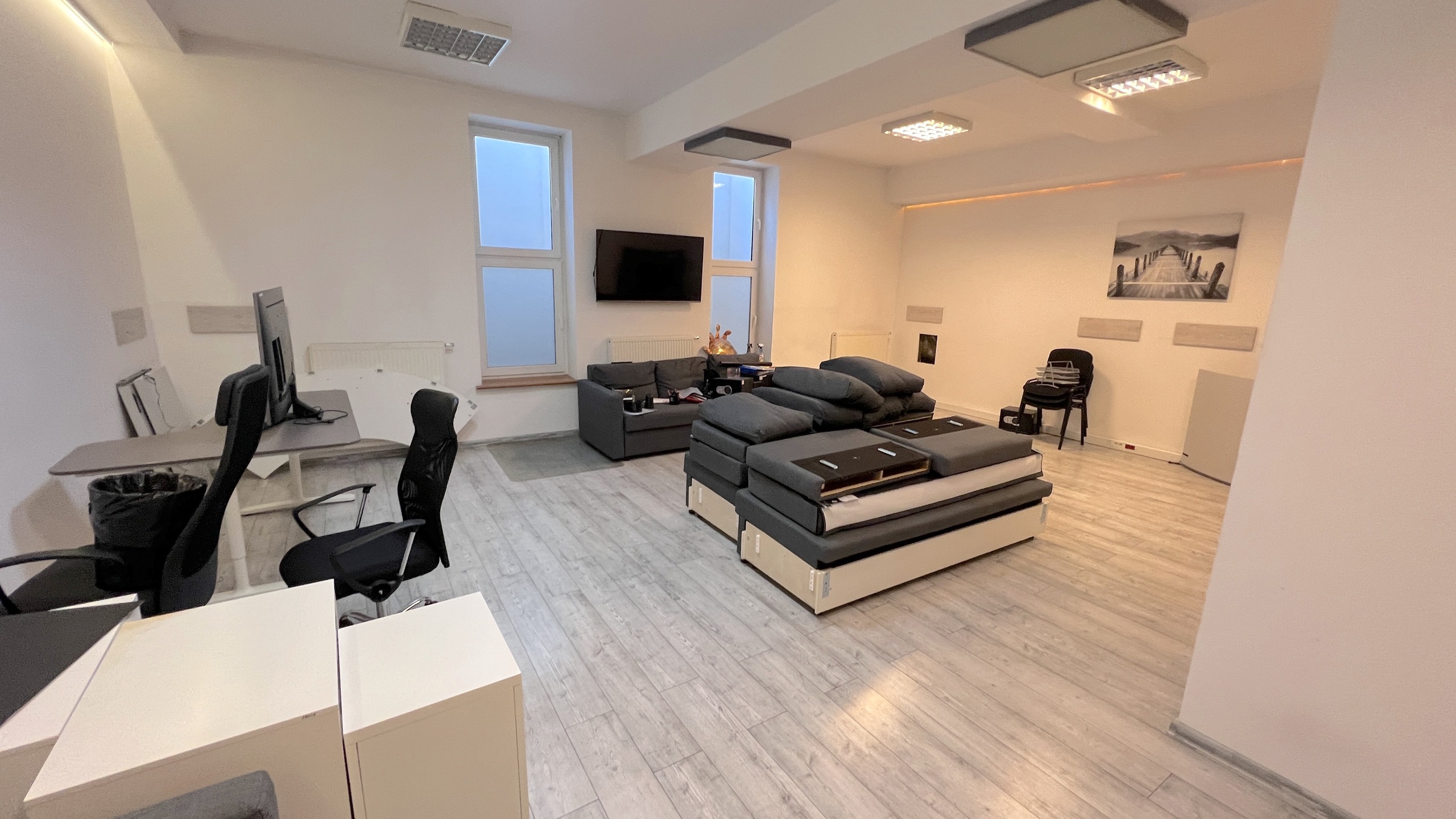 Przyziemie biurowca z własnym wejściem - zdjęcie 2