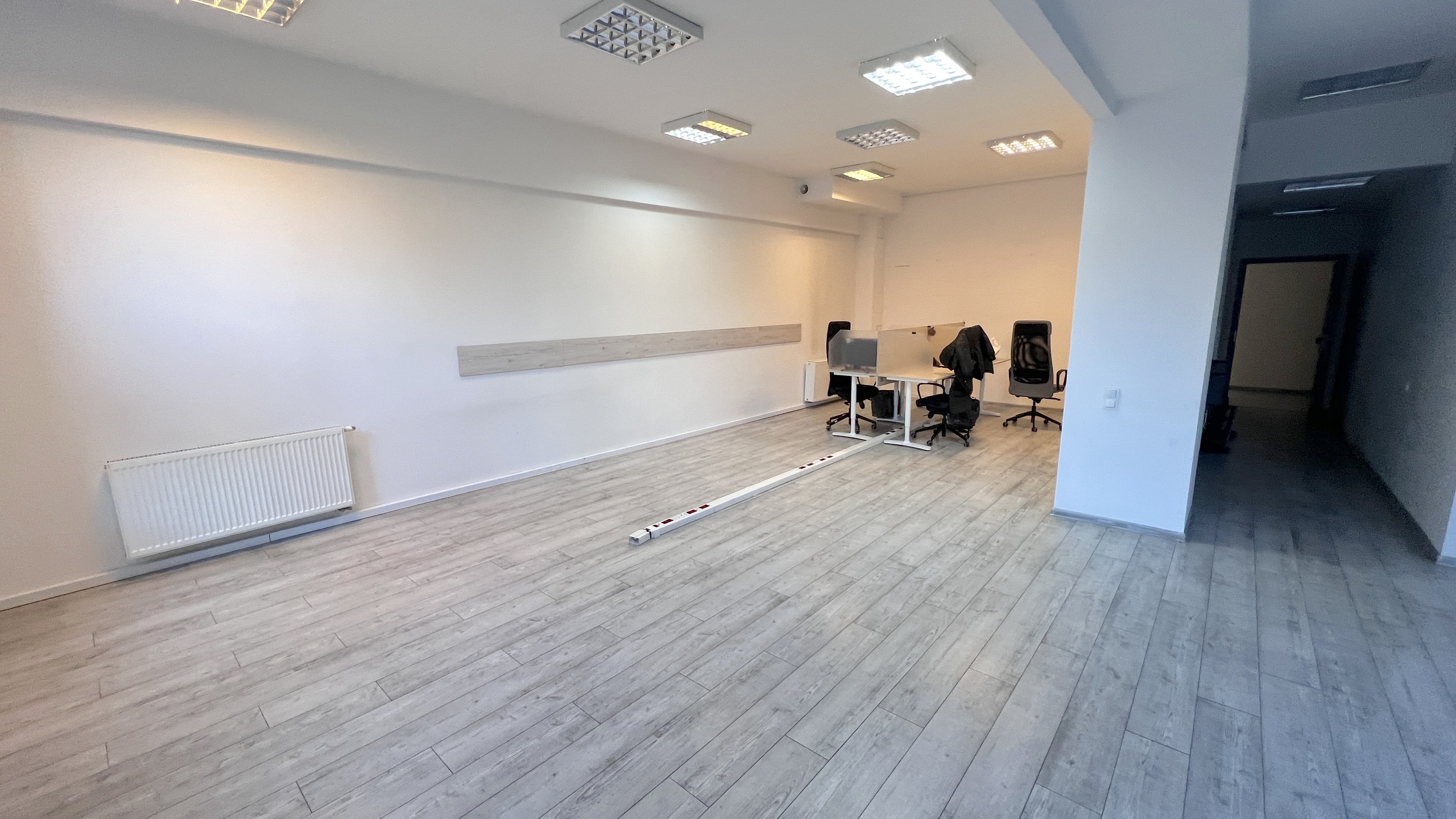 Przyziemie biurowca z własnym wejściem - zdjęcie 1