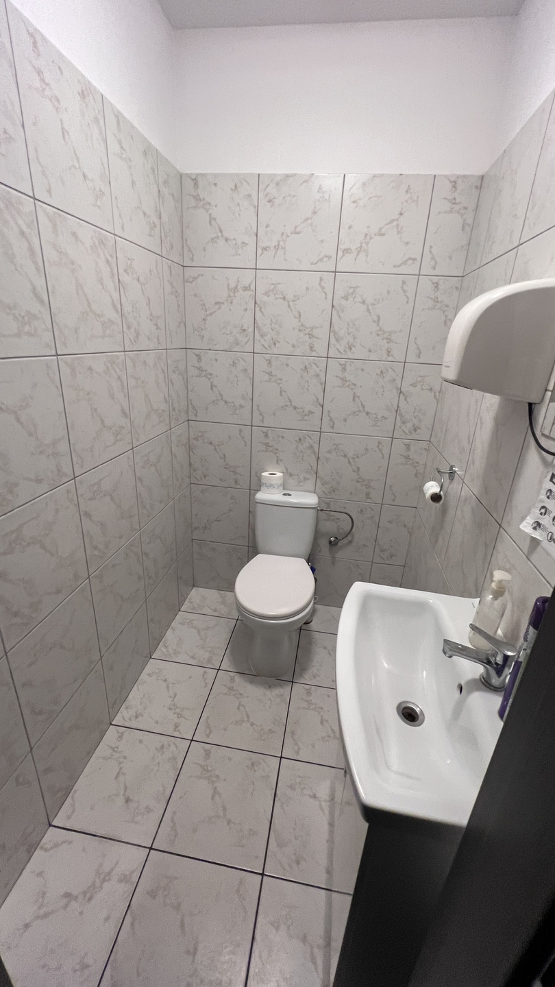 Przyziemie biurowca z własnym wejściem - zdjęcie 12