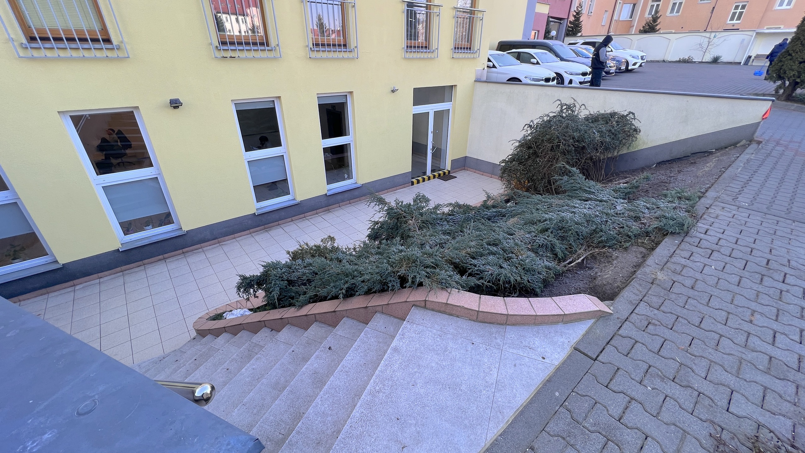 Przyziemie biurowca z własnym wejściem - zdjęcie 11