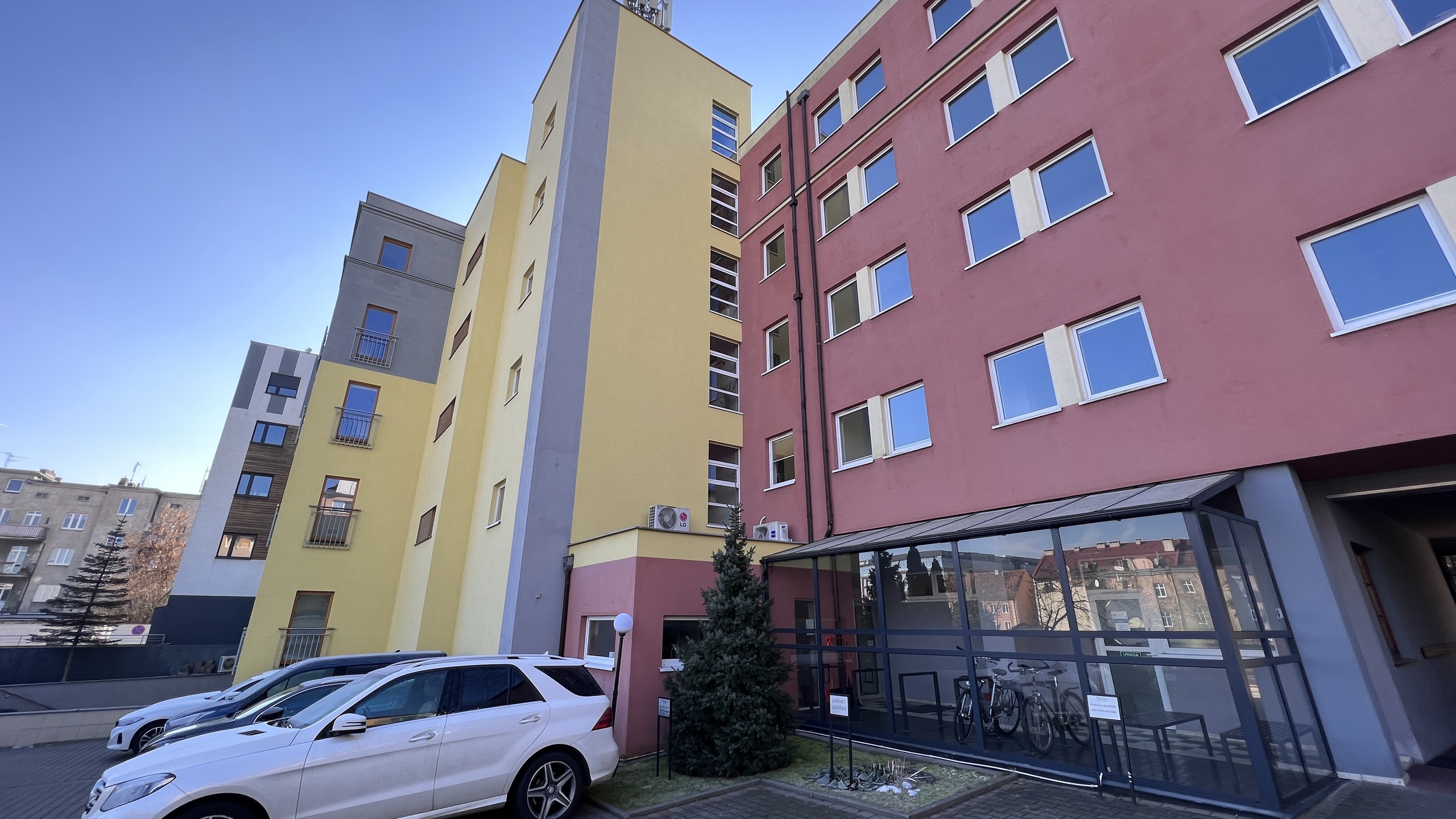 Przyziemie biurowca z własnym wejściem - zdjęcie 13