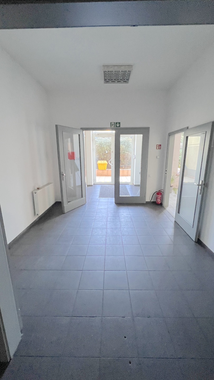 Przyziemie biurowca z własnym wejściem - zdjęcie 8