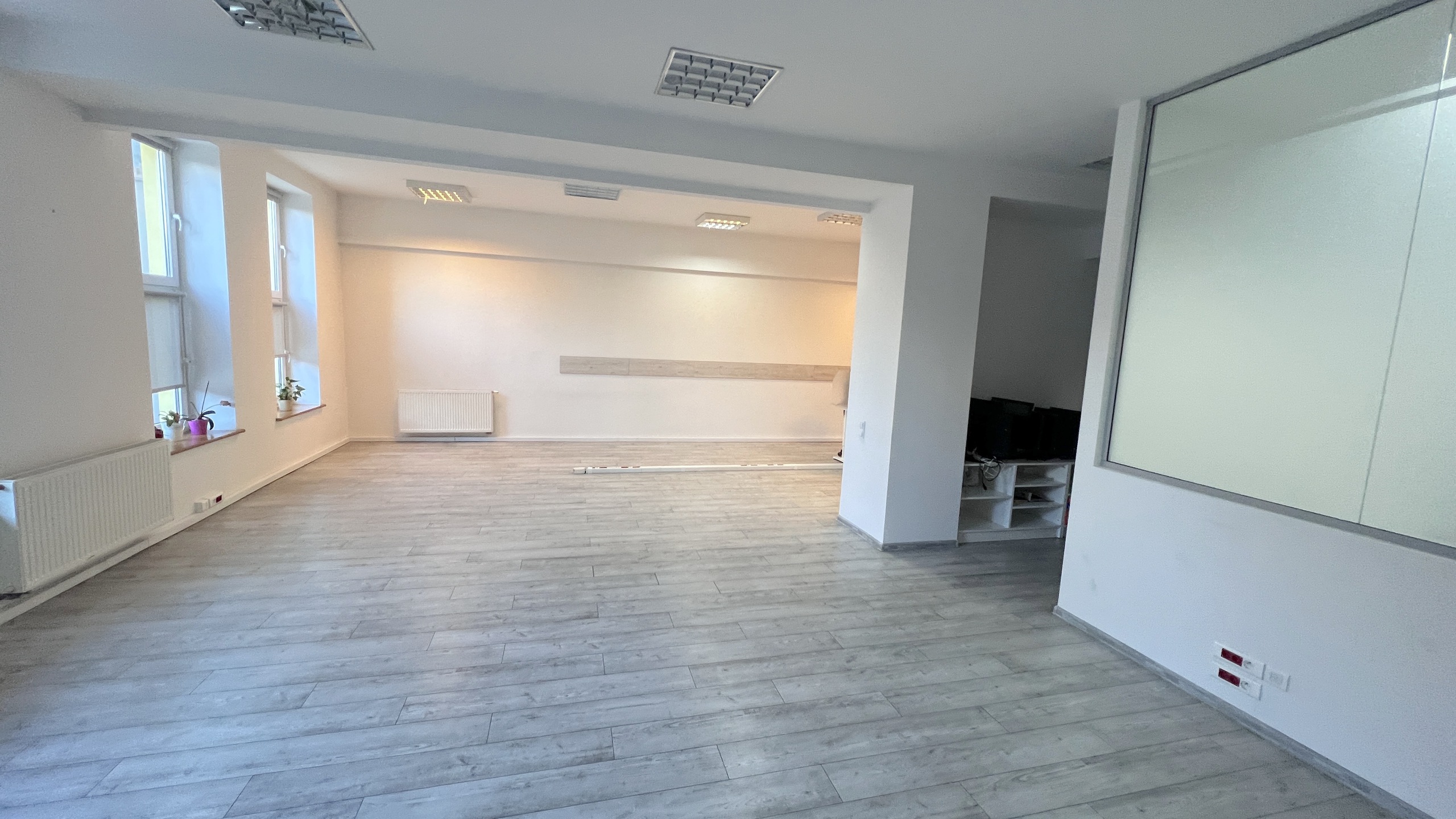 Przyziemie biurowca z własnym wejściem - zdjęcie 4