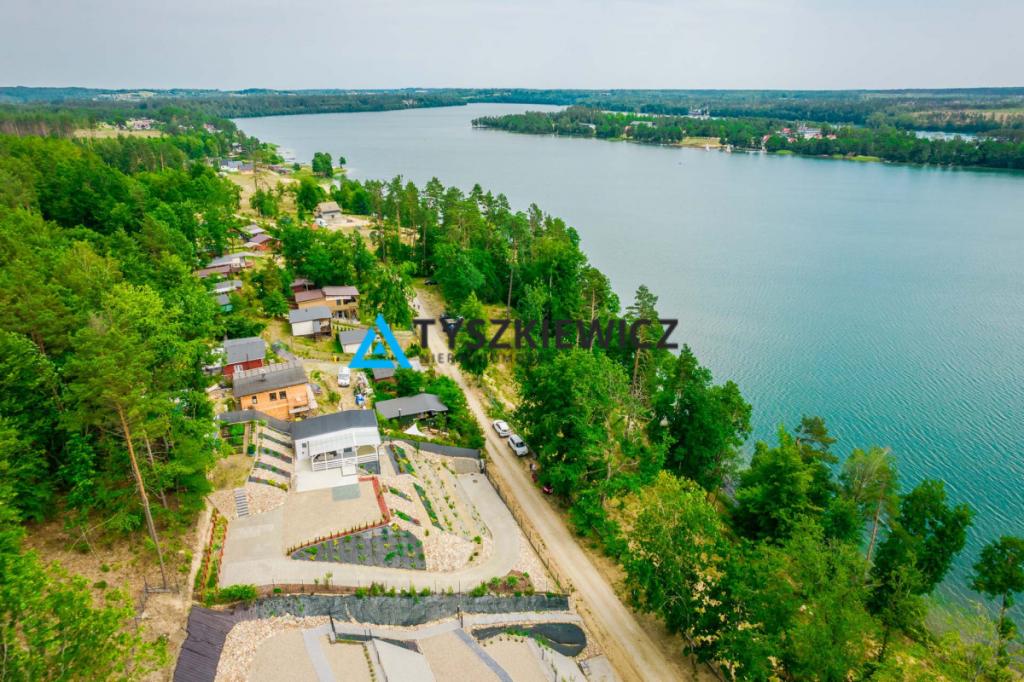 Malownicza działka z domkiem z widokiem na jezioro - zdjęcie 1