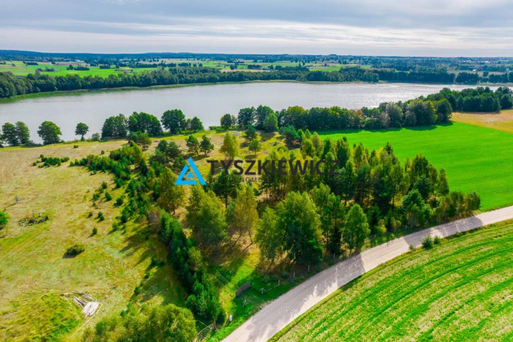 Malownicza działka z linią brzegową jeziora - zdjęcie 1