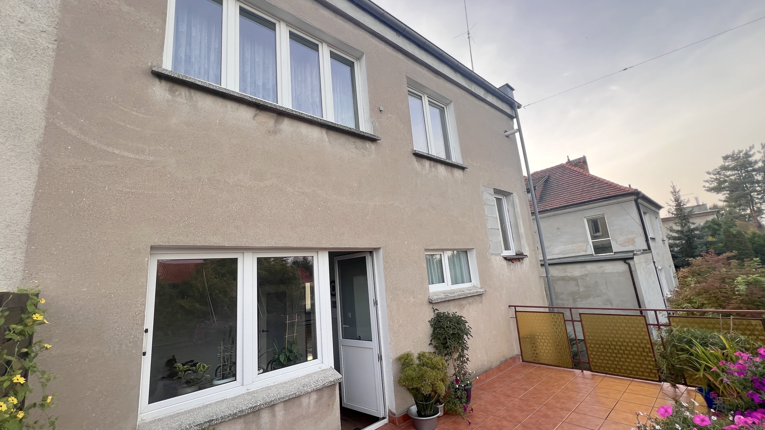 Dom dwurodzinny w bardzo dobrej lokalizacji - zdjęcie 9