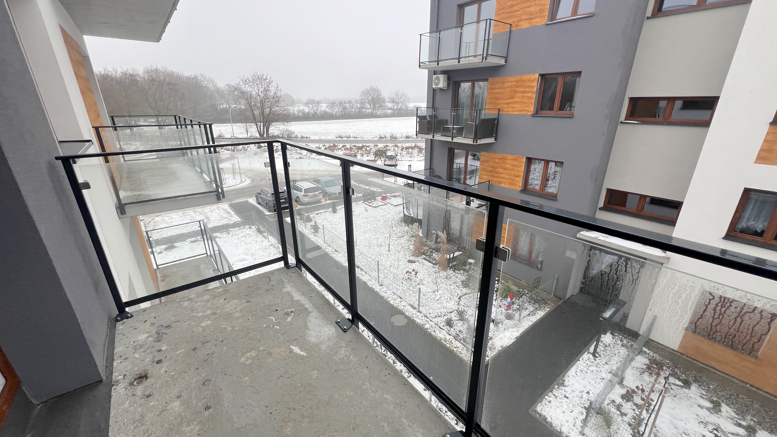 Mieszkanie 4 pokojowe na spokojnym osiedlu przy jeziorze - zdjęcie 3