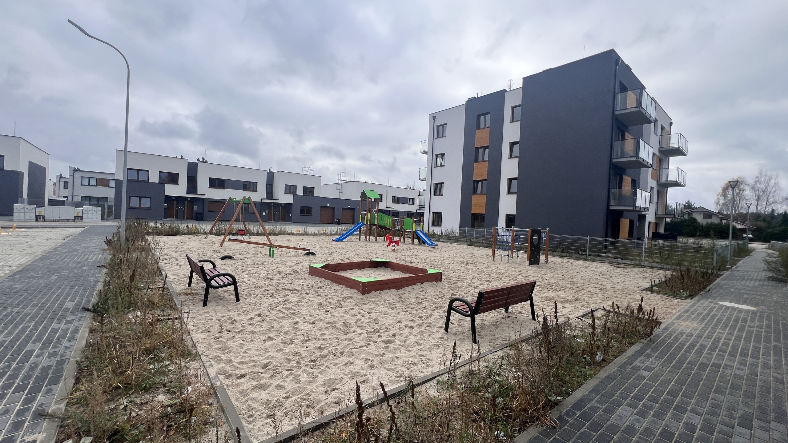 Mieszkanie 4 pokojowe na spokojnym osiedlu przy jeziorze - zdjęcie 6