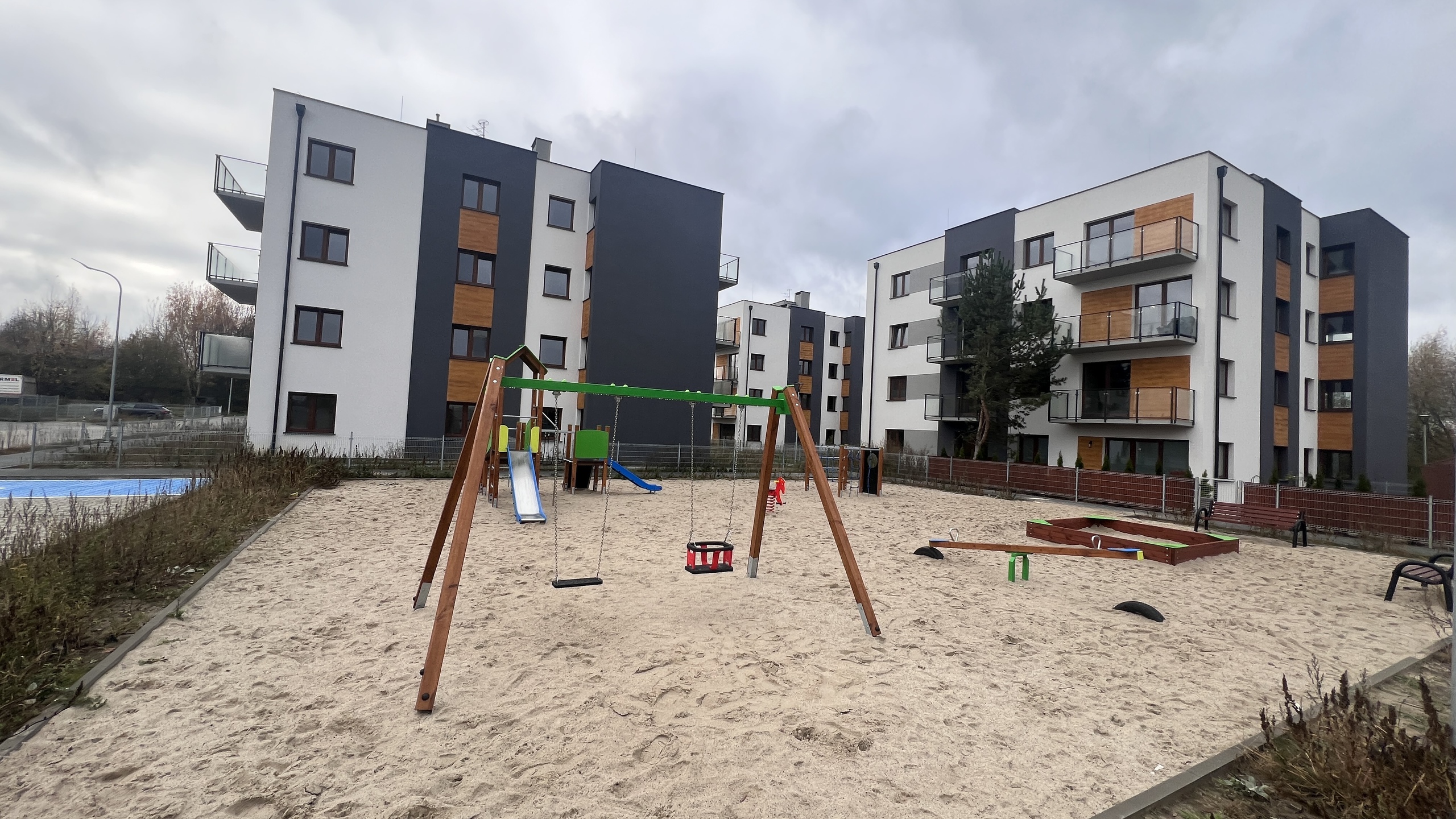 Mieszkanie 4 pokojowe na spokojnym osiedlu przy jeziorze - zdjęcie 4