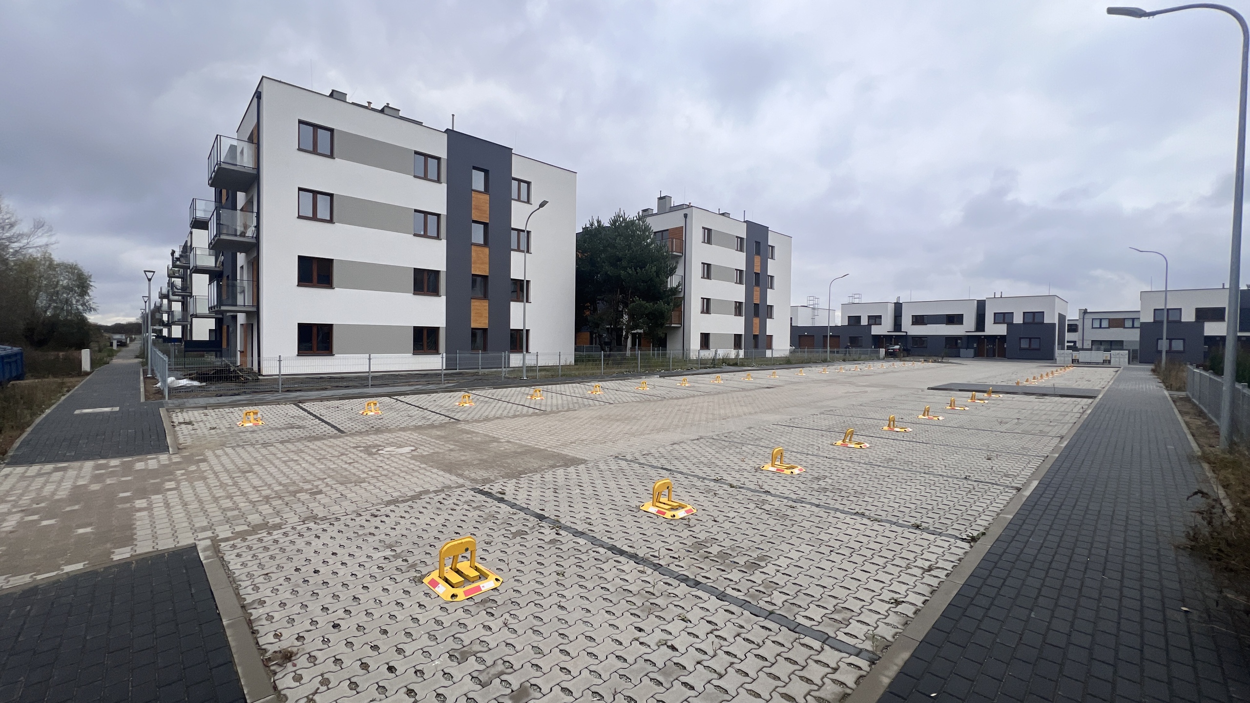 Mieszkanie 4 pokojowe na spokojnym osiedlu przy jeziorze - zdjęcie 7