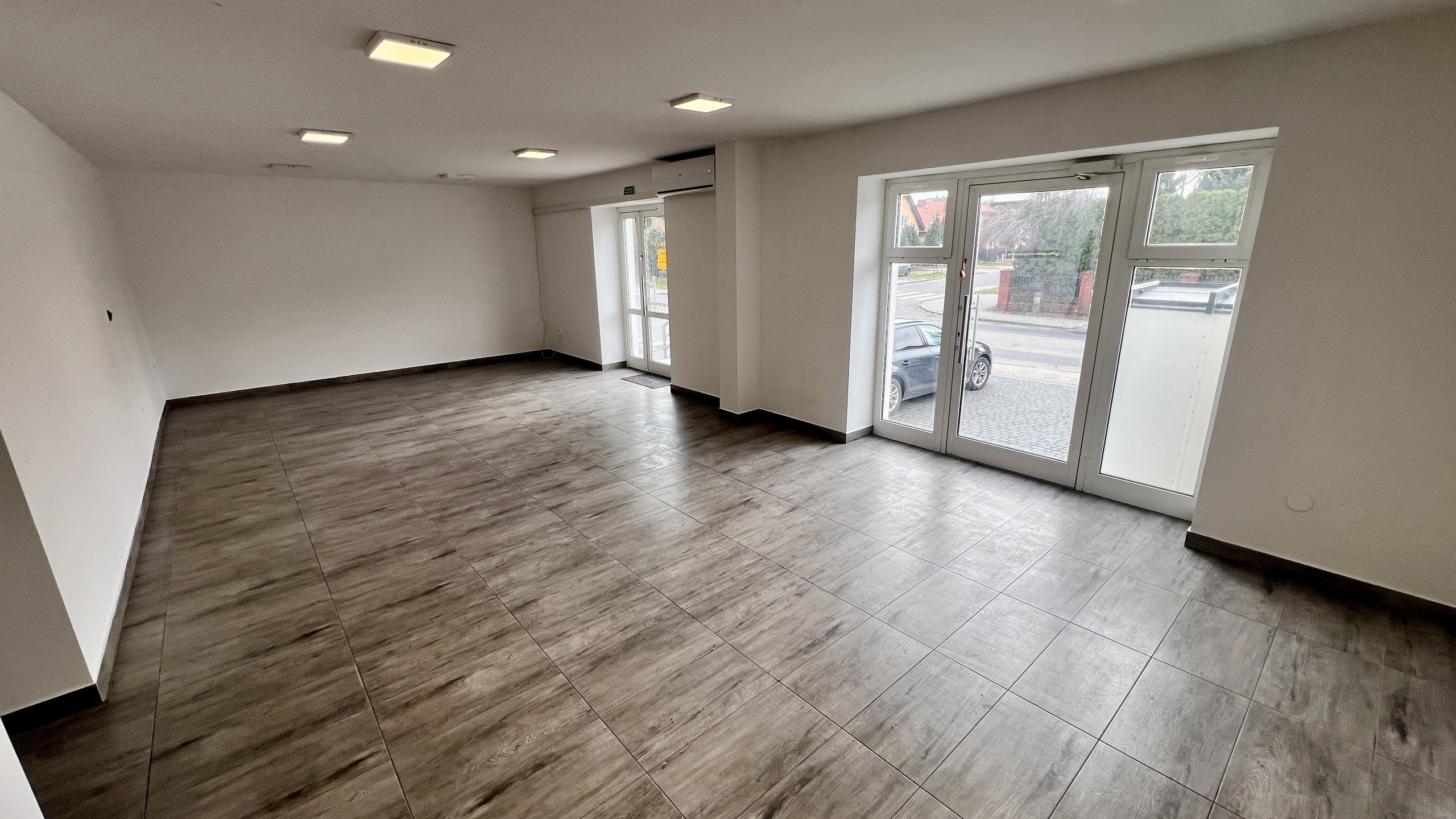 Lokal 85 m2 w widocznej lokalizacji w Luboniu - zdjęcie 2