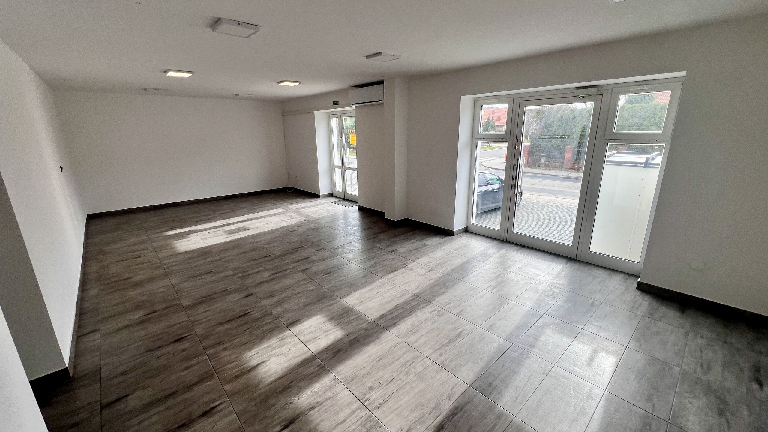 Lokal 85 m2 w widocznej lokalizacji w Luboniu - zdjęcie 12