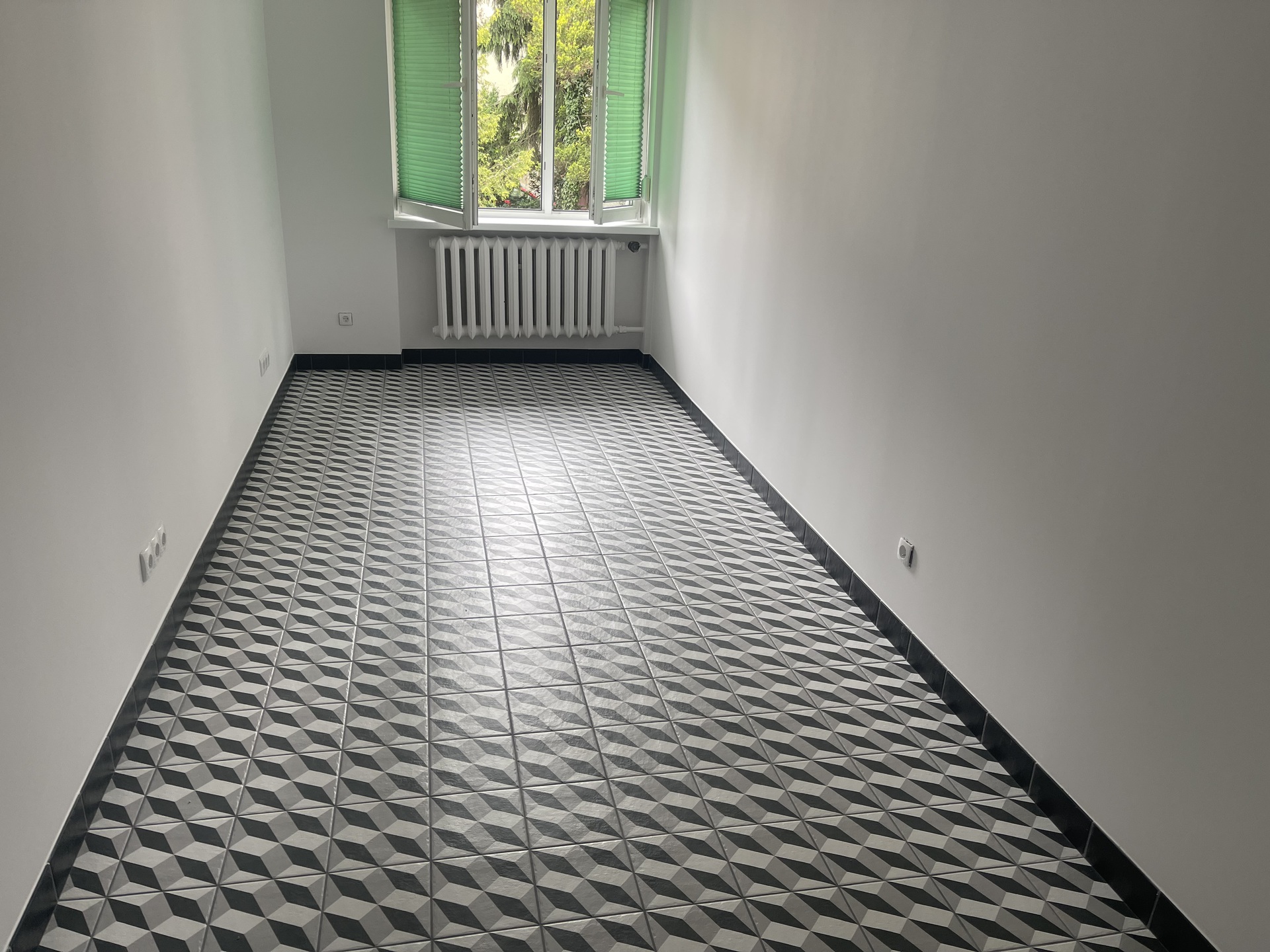 Do wynajęcia lokal 10 m2 usługowo - biurowy, parter - Grodzisk Mazowiecki-ul. 11-Listopada - główny deptak - zdjęcie 5