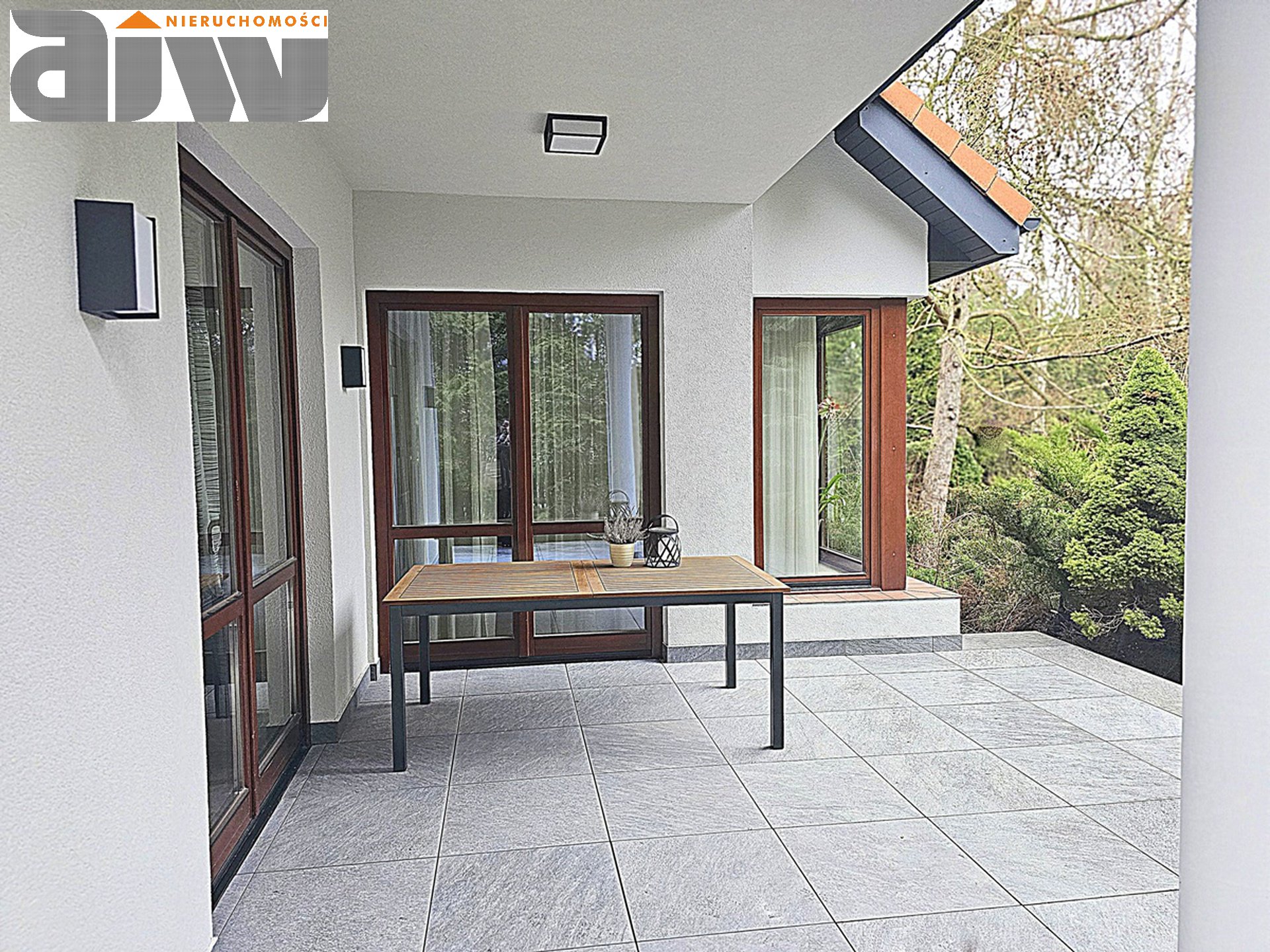 Dom w Łomiankach 240 m2, działka 1240 m2. - zdjęcie 1