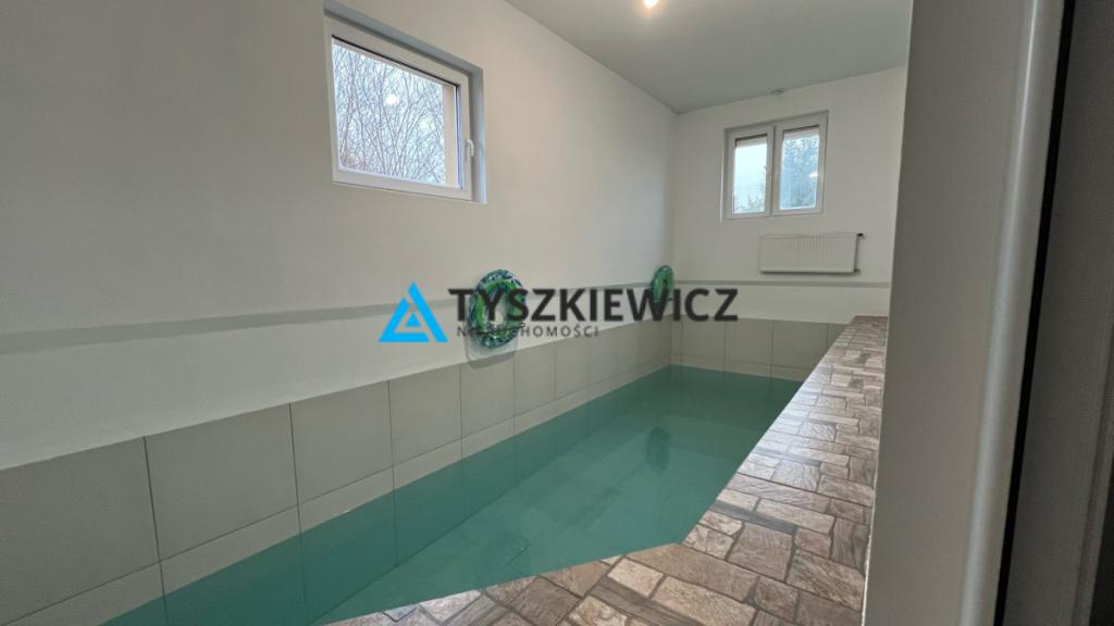 Dom z basenem z potencjałem inwestycjnym - zdjęcie 1