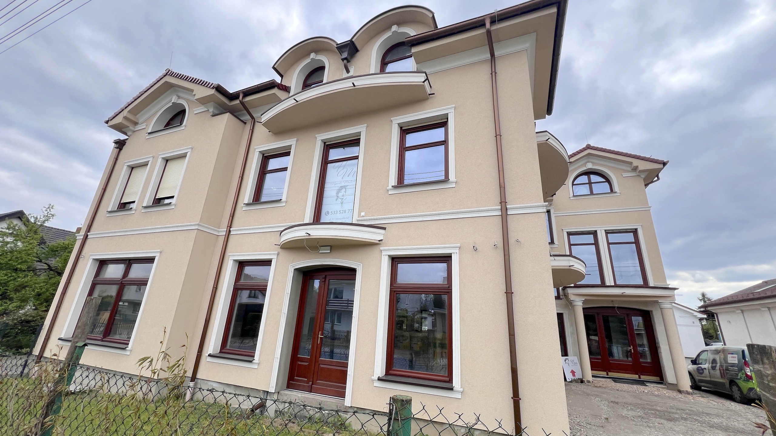 Prestiżowe lokale biurowo usługowe w czytelnym miejscu - zdjęcie 1