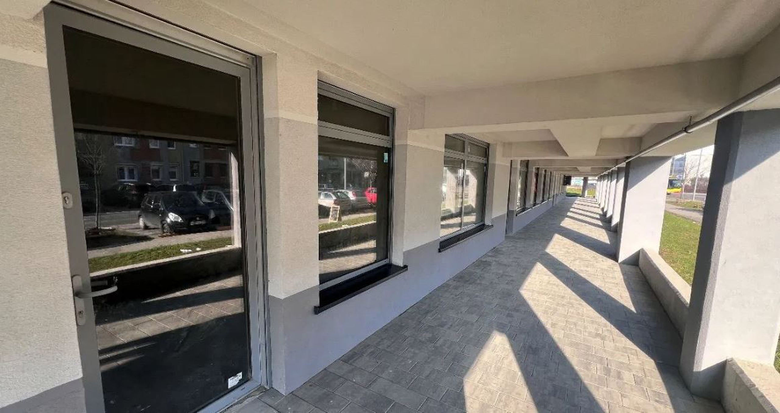 Lokal 150 m2 w Nowym Centrum Lubonia - zdjęcie 2