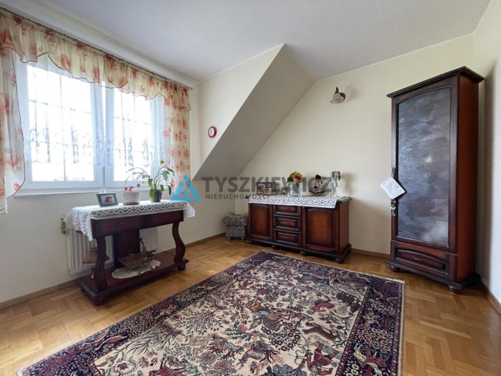 Przestronny, funkcjonalny dom z dużym ogrodem - zdjęcie 19
