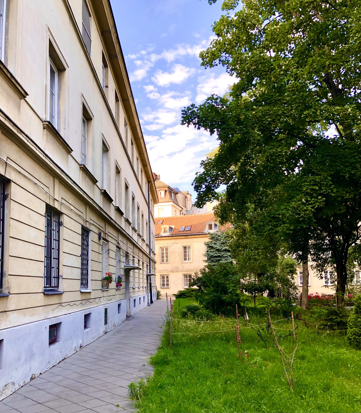 Sprzedam bezpośrednio ciche 3 pokojowe mieszkanie w odbudowanej po wojnie kamienicy w samym sercu Starego Miasta w Warszawie, ulica Kozia. - zdjęcie 5