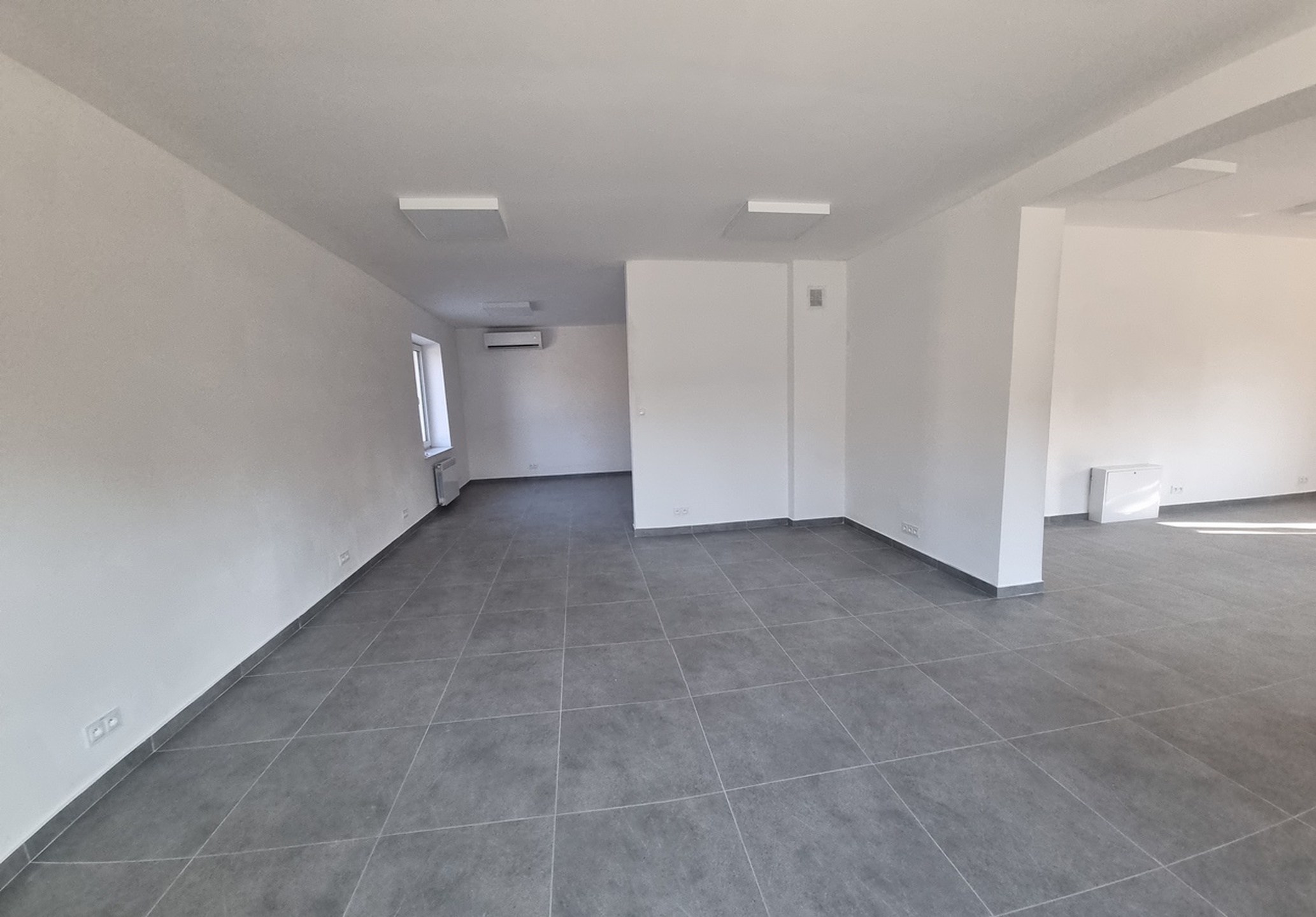 Lokale usługowo-handlowe 200 m2, parkingna 10 samochodów - zdjęcie 1
