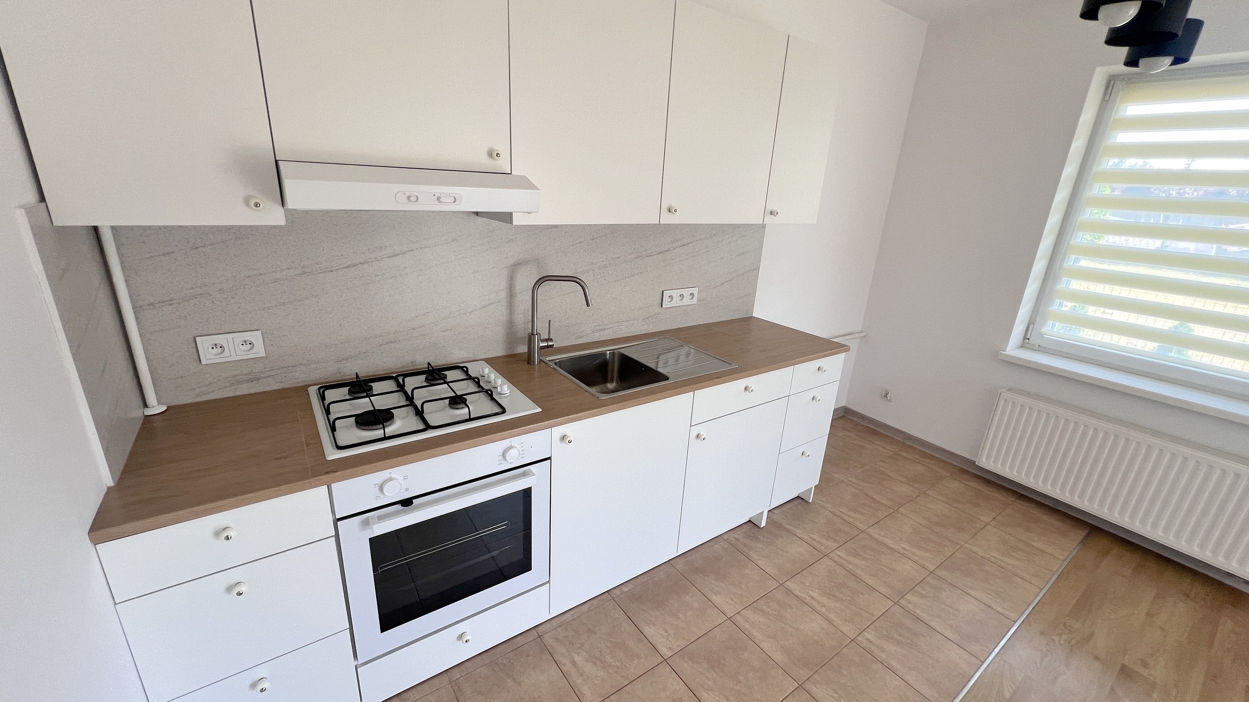 Skrajny segment szeregowca w otulinie lasów - zdjęcie 3