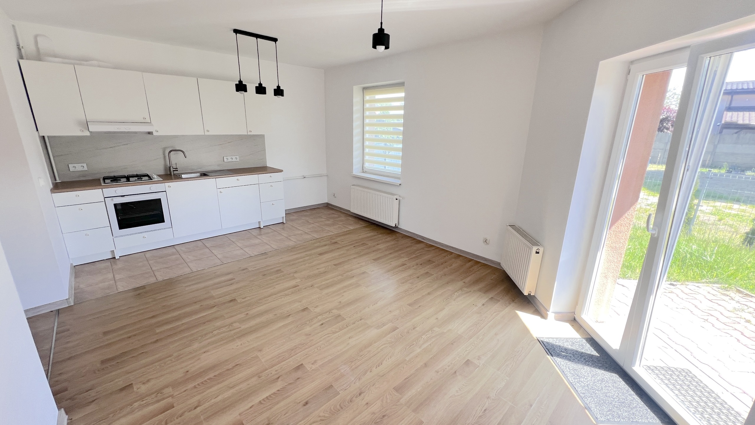 Skrajny segment szeregowca w otulinie lasów - zdjęcie 1