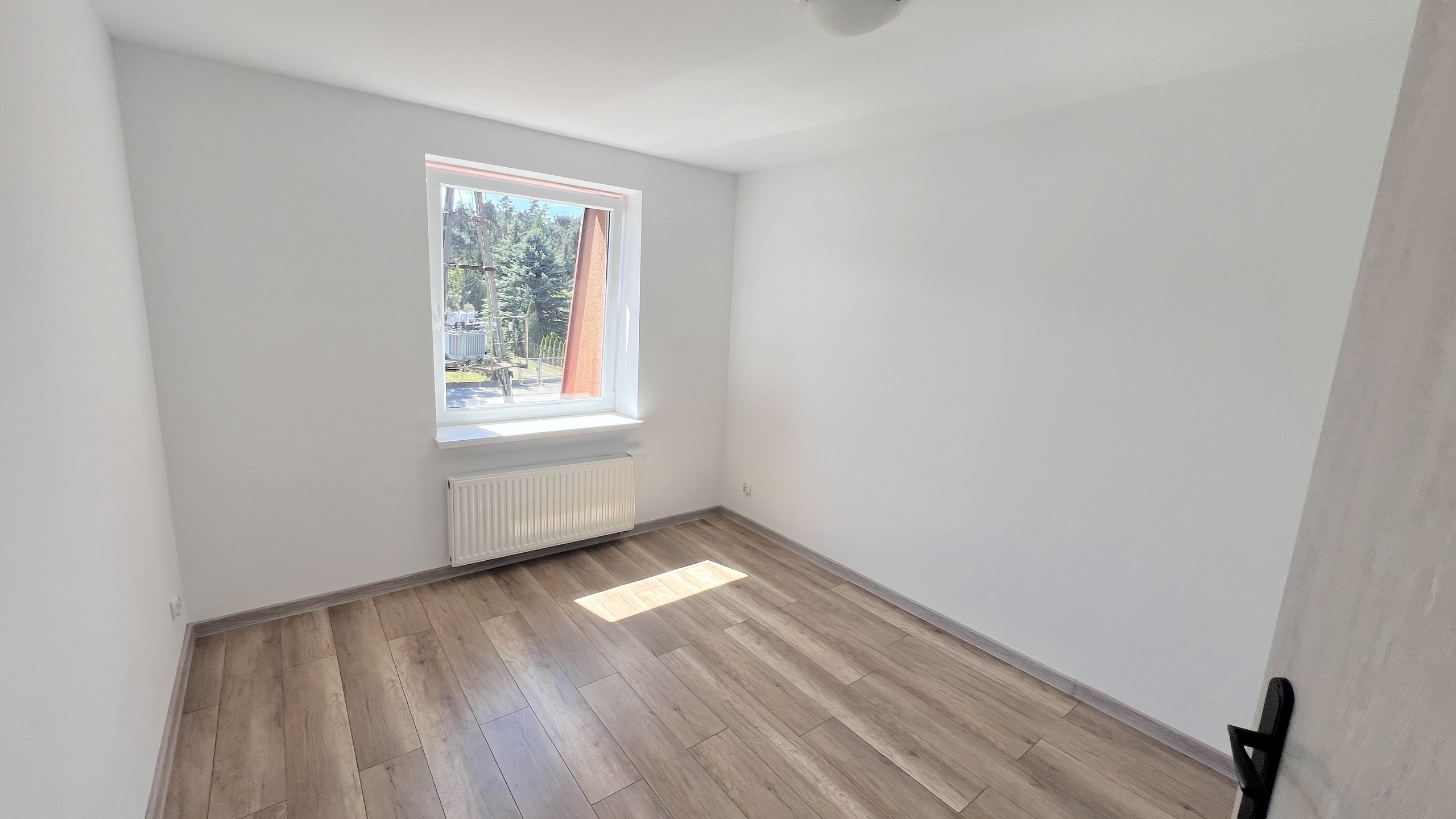 Skrajny segment szeregowca w otulinie lasów - zdjęcie 11