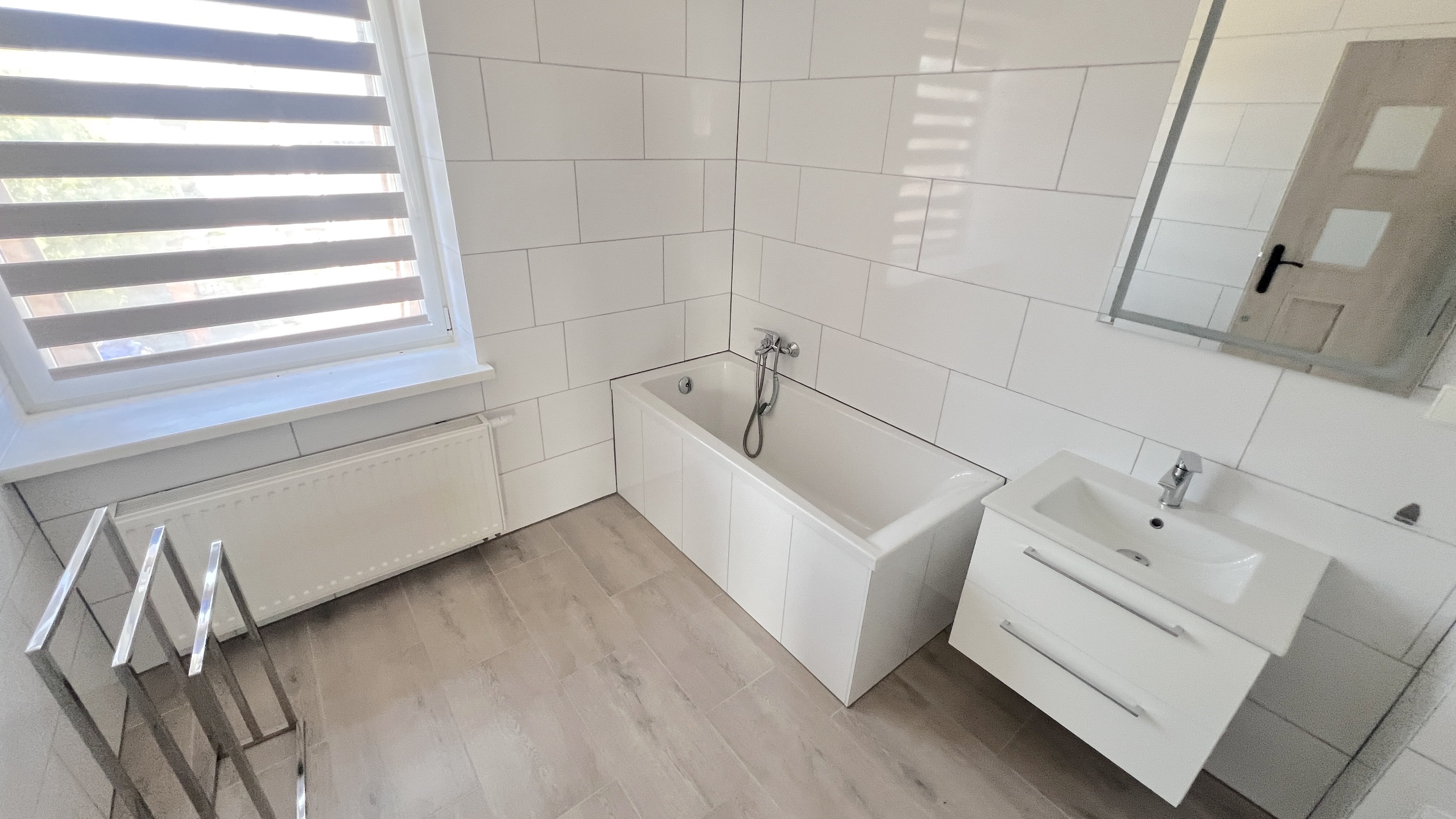 Skrajny segment szeregowca w otulinie lasów - zdjęcie 4