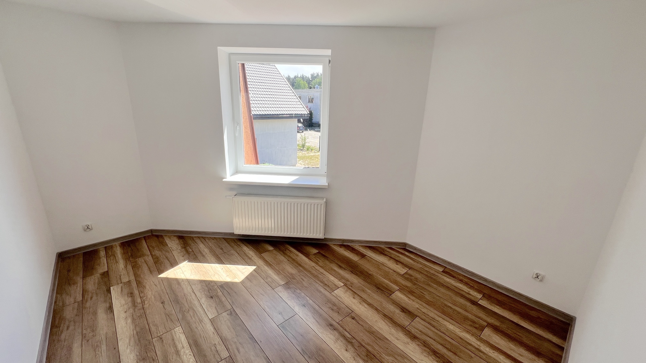 Skrajny segment szeregowca w otulinie lasów - zdjęcie 12