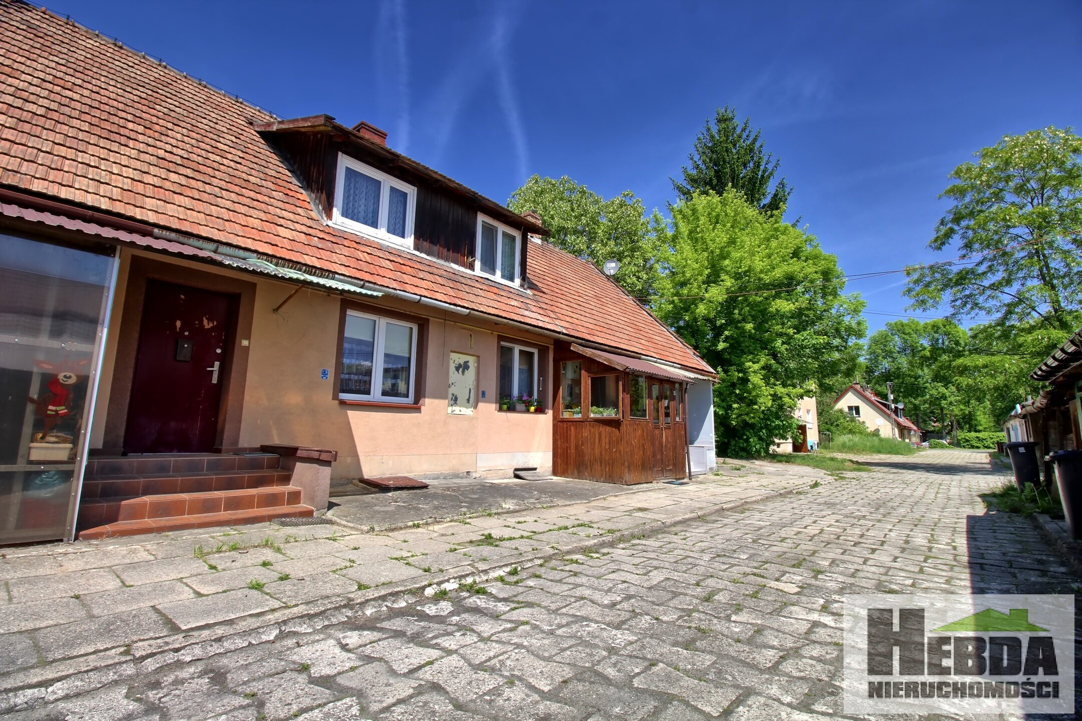 DWUPOZIOMOWY SEGMENT W ZACISZU, TUŻ PRZY TARNOWIE - Z OGRODEM I PIWNICĄ! - zdjęcie 1