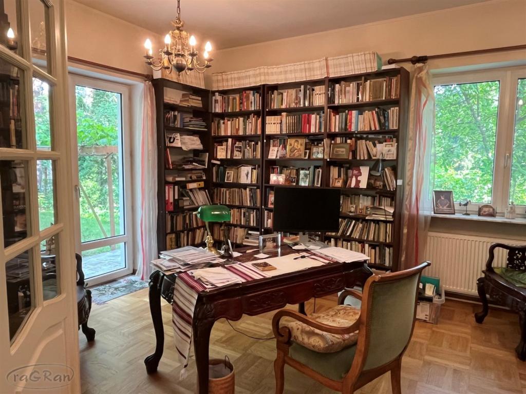 Wolnosojąca, duża rezydencja, 10 pokoi, dwa garaże - zdjęcie 3