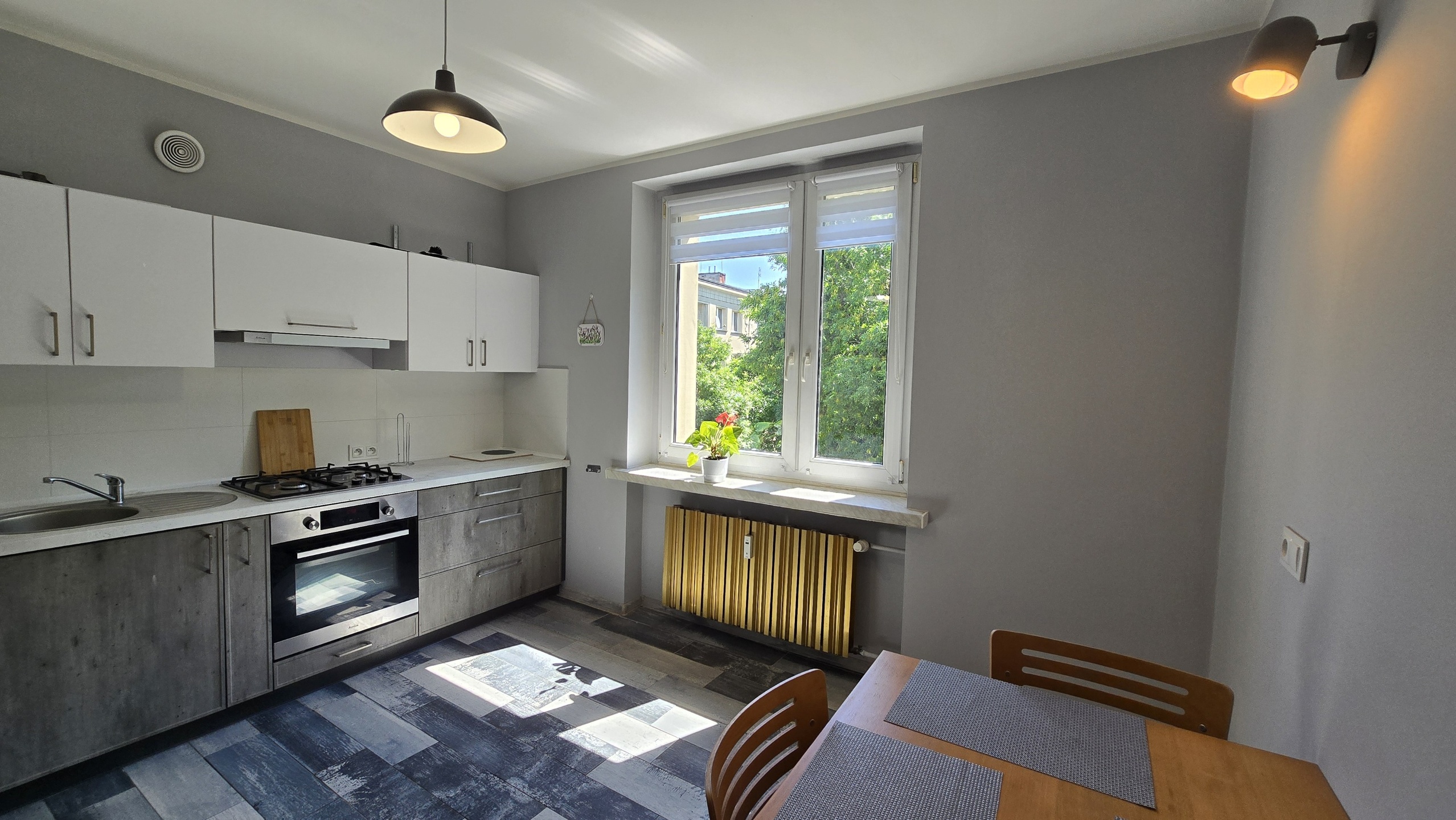 Przestronna kawalerka do sprzedaży w niskim bloku na Koszutce! - zdjęcie 2