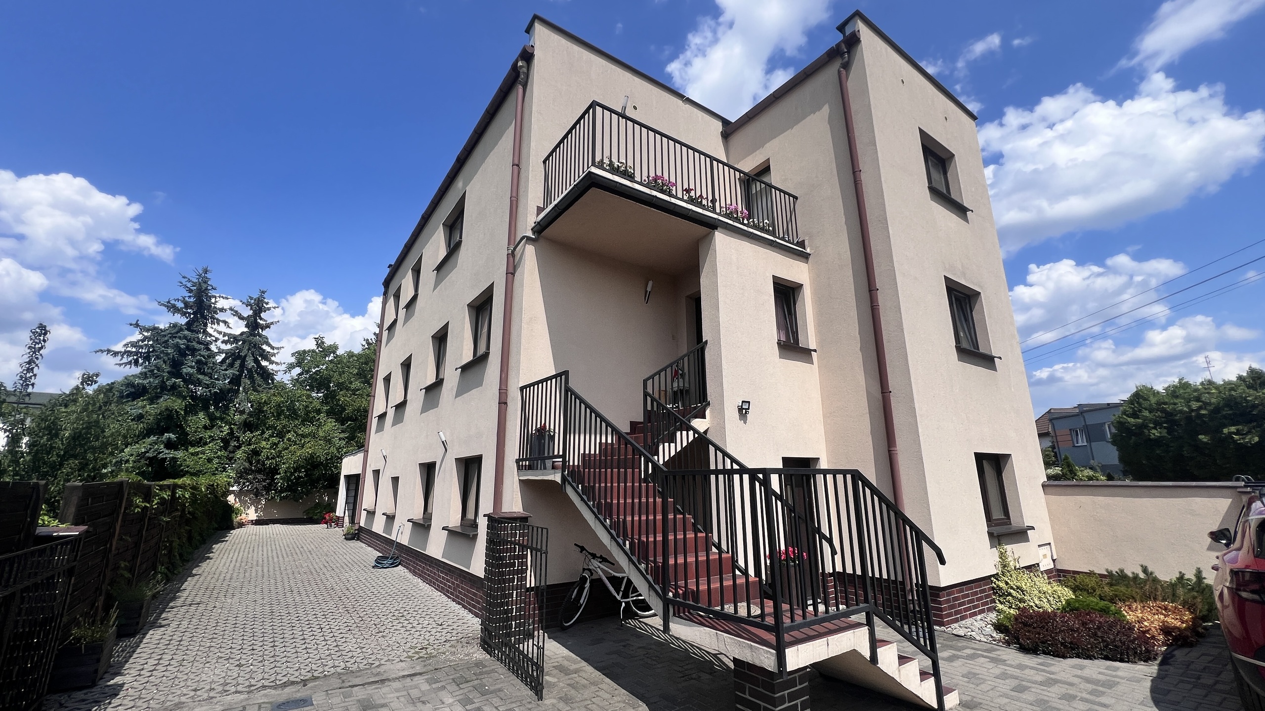 Przestronny dom w doskonałej lokalizacji z potencjałem inwestycyjnym - zdjęcie 1