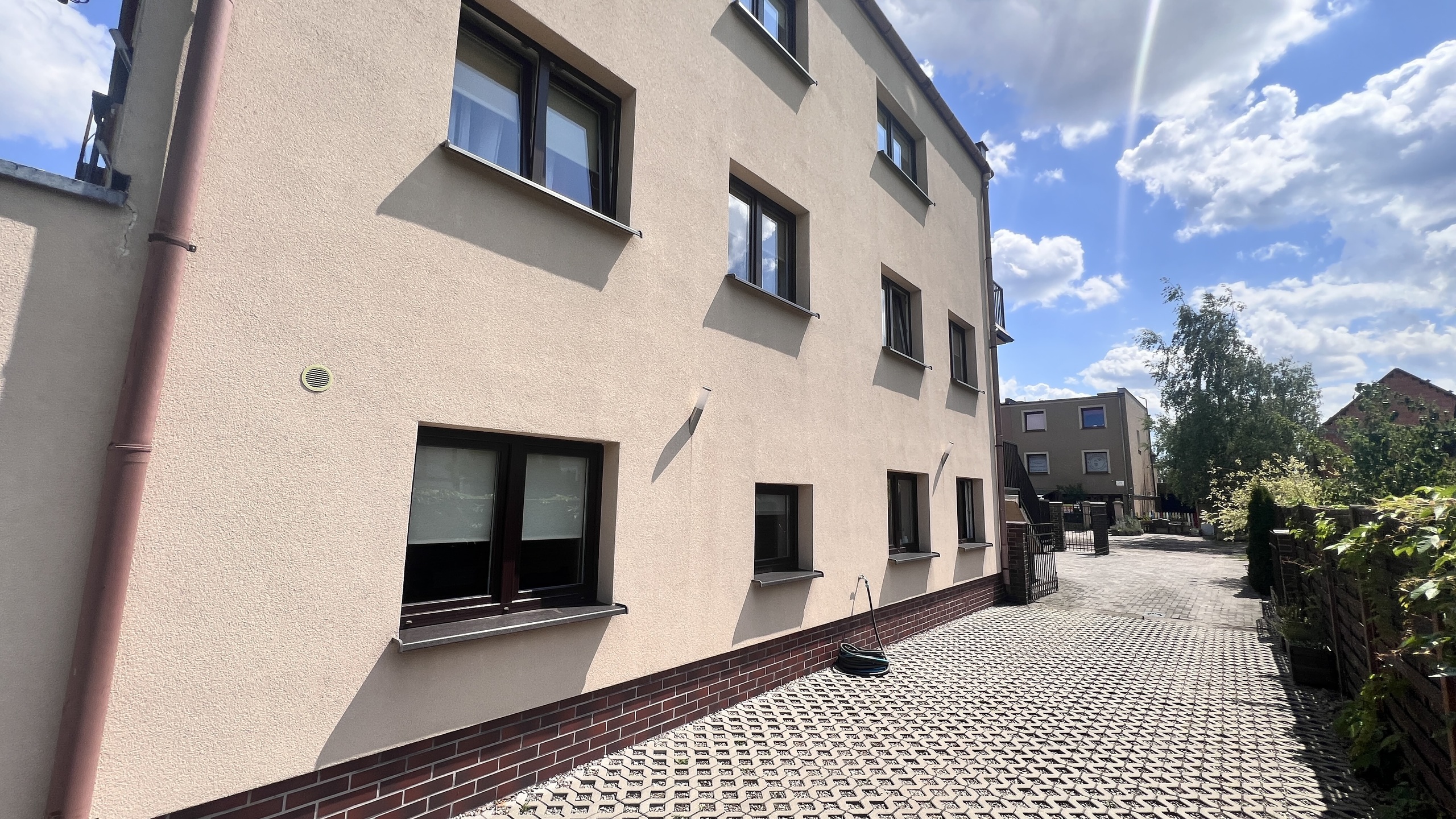 Przestronny dom w doskonałej lokalizacji z potencjałem inwestycyjnym - zdjęcie 3