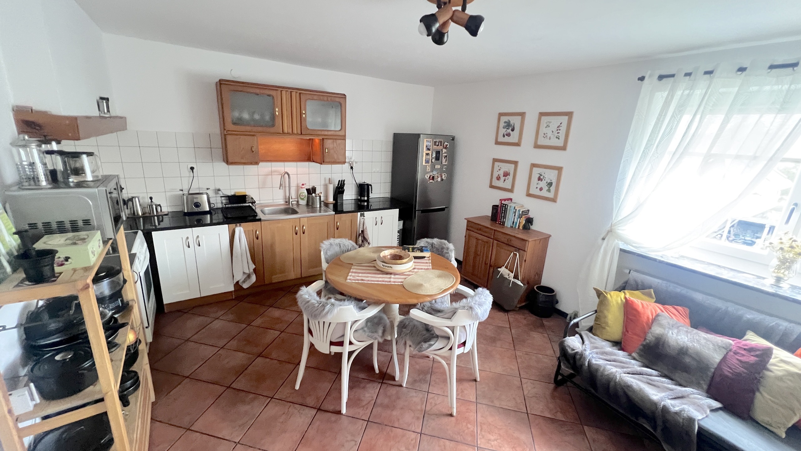 Przestronny dom w doskonałej lokalizacji z potencjałem inwestycyjnym - zdjęcie 8