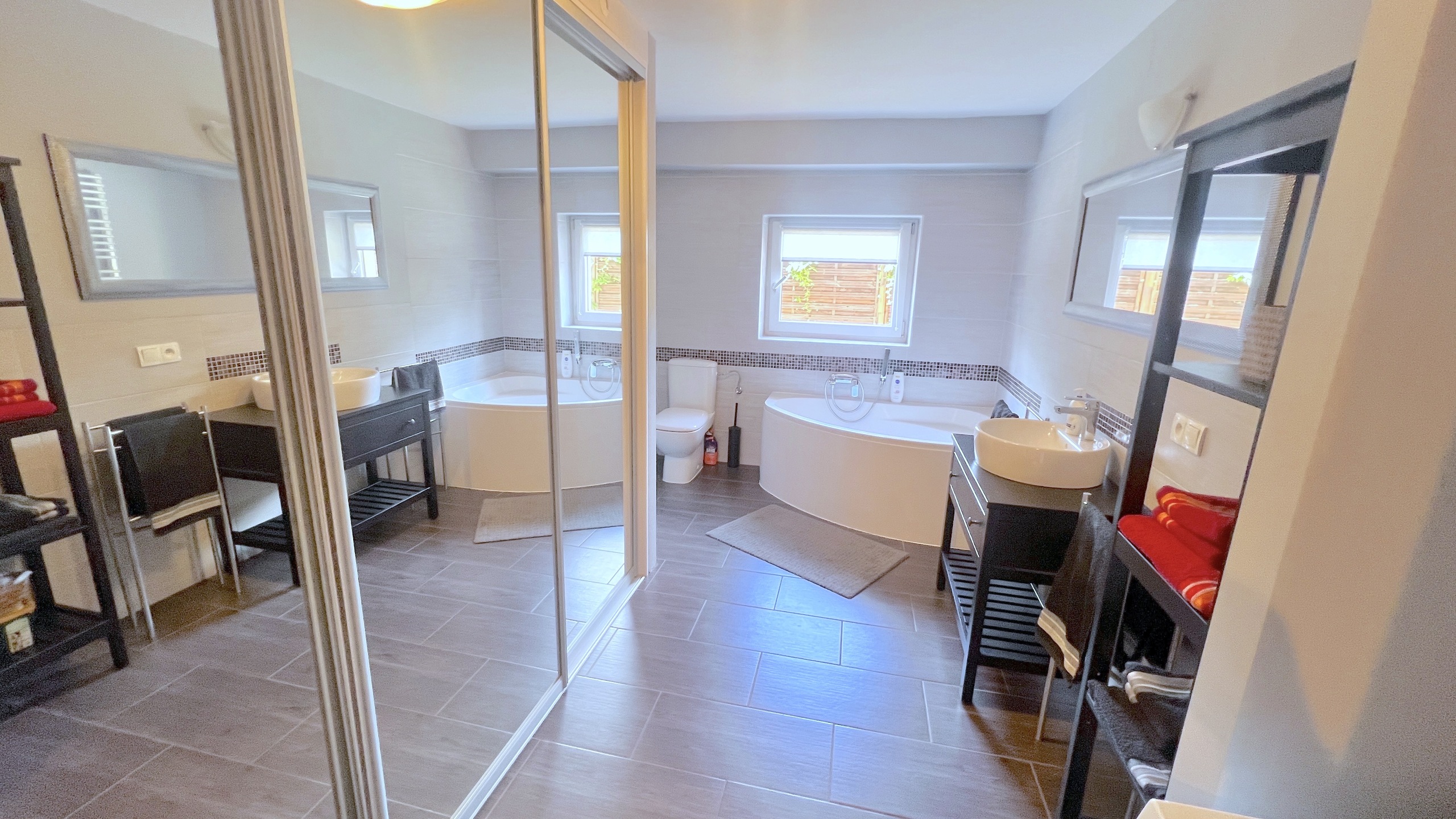 Przestronny dom w doskonałej lokalizacji z potencjałem inwestycyjnym - zdjęcie 15