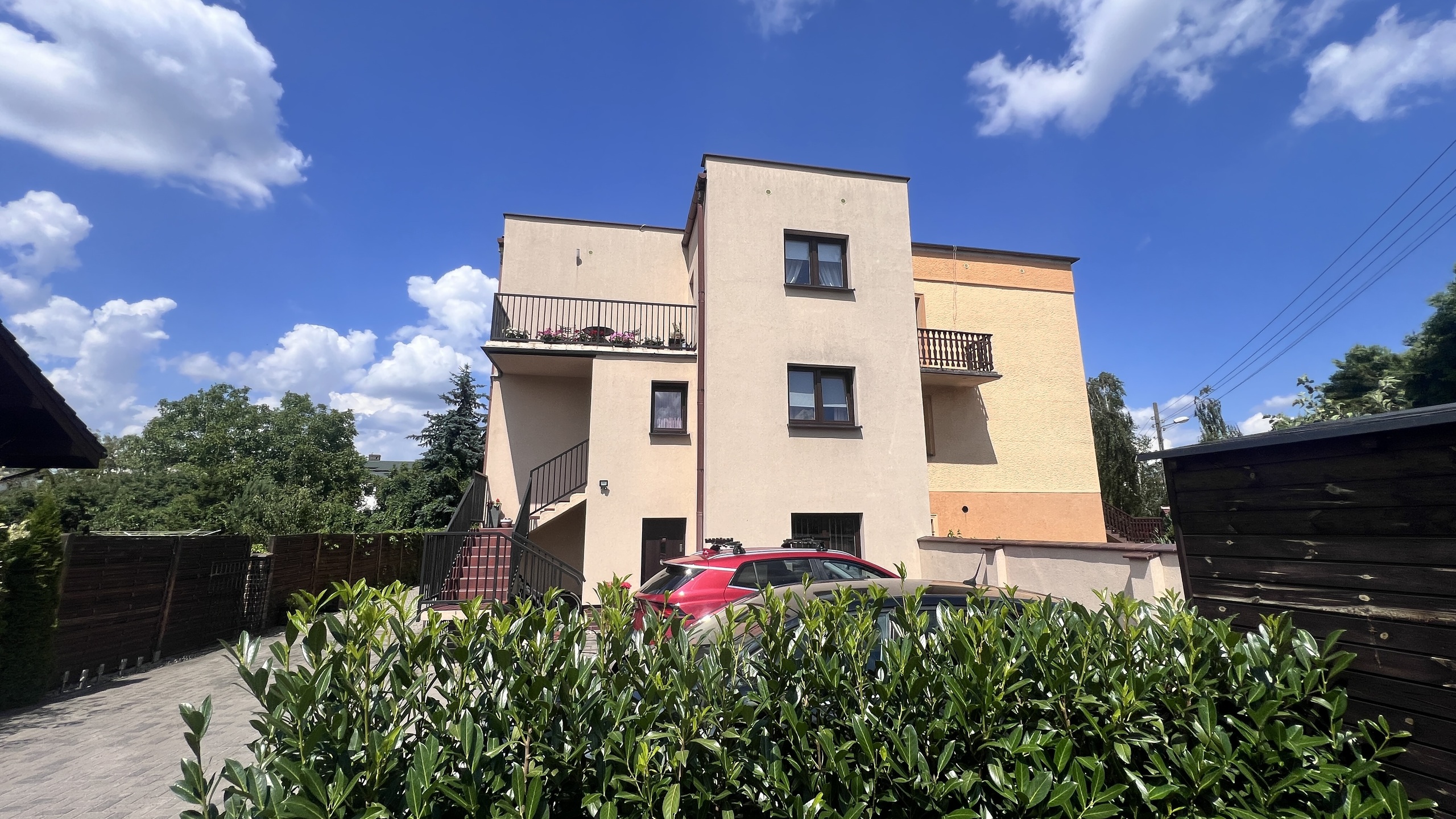 Przestronny dom w doskonałej lokalizacji z potencjałem inwestycyjnym - zdjęcie 2