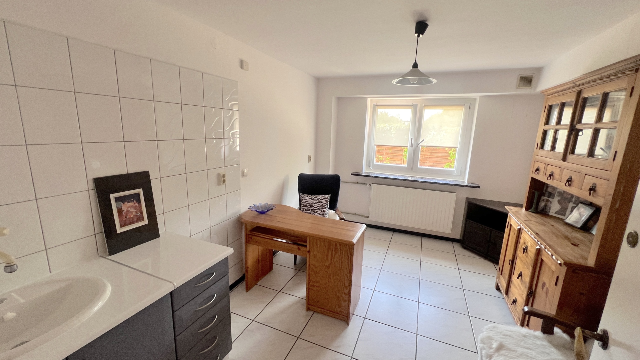 Przestronny dom w doskonałej lokalizacji z potencjałem inwestycyjnym - zdjęcie 14