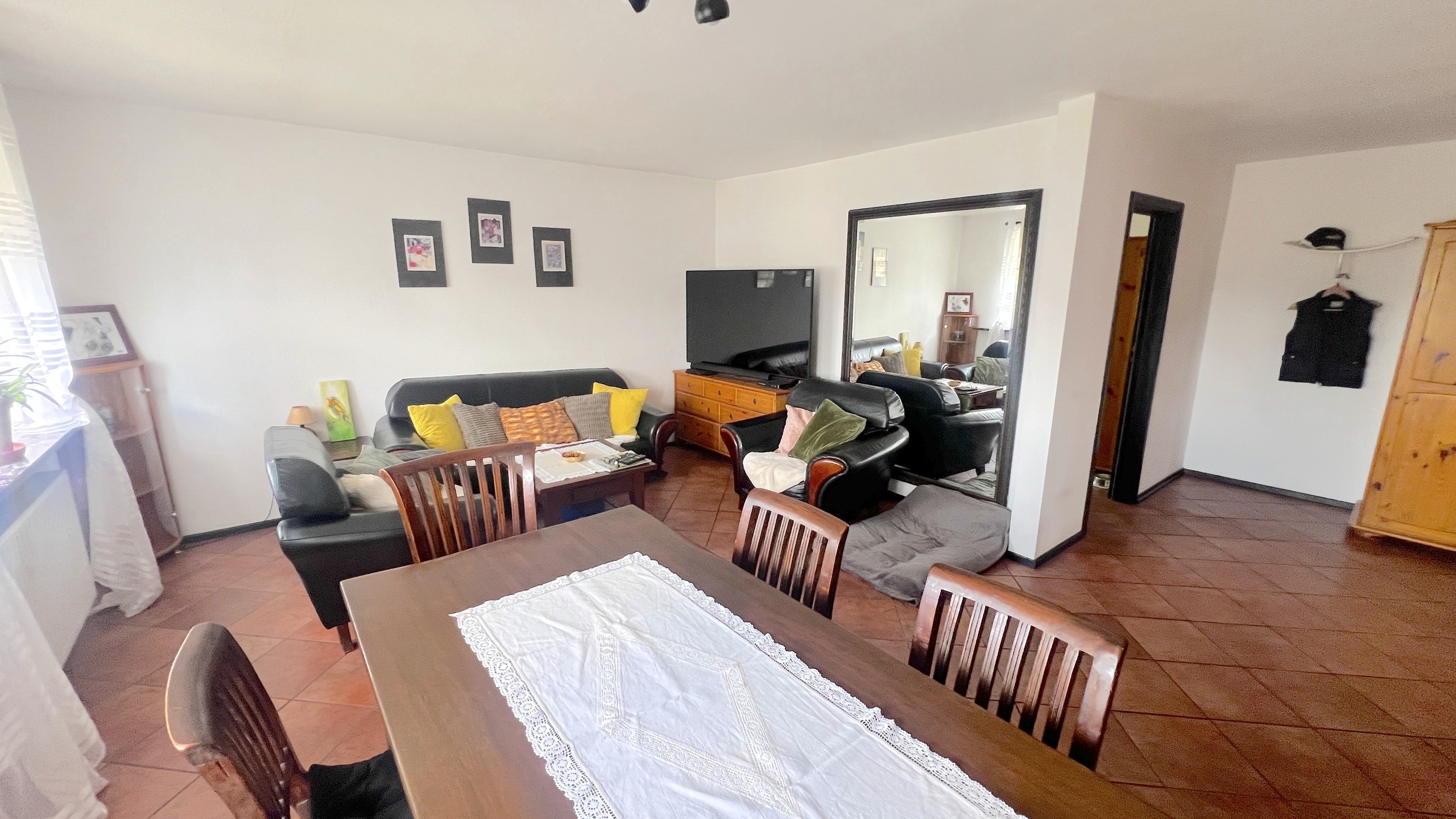 Przestronny dom w doskonałej lokalizacji z potencjałem inwestycyjnym - zdjęcie 6