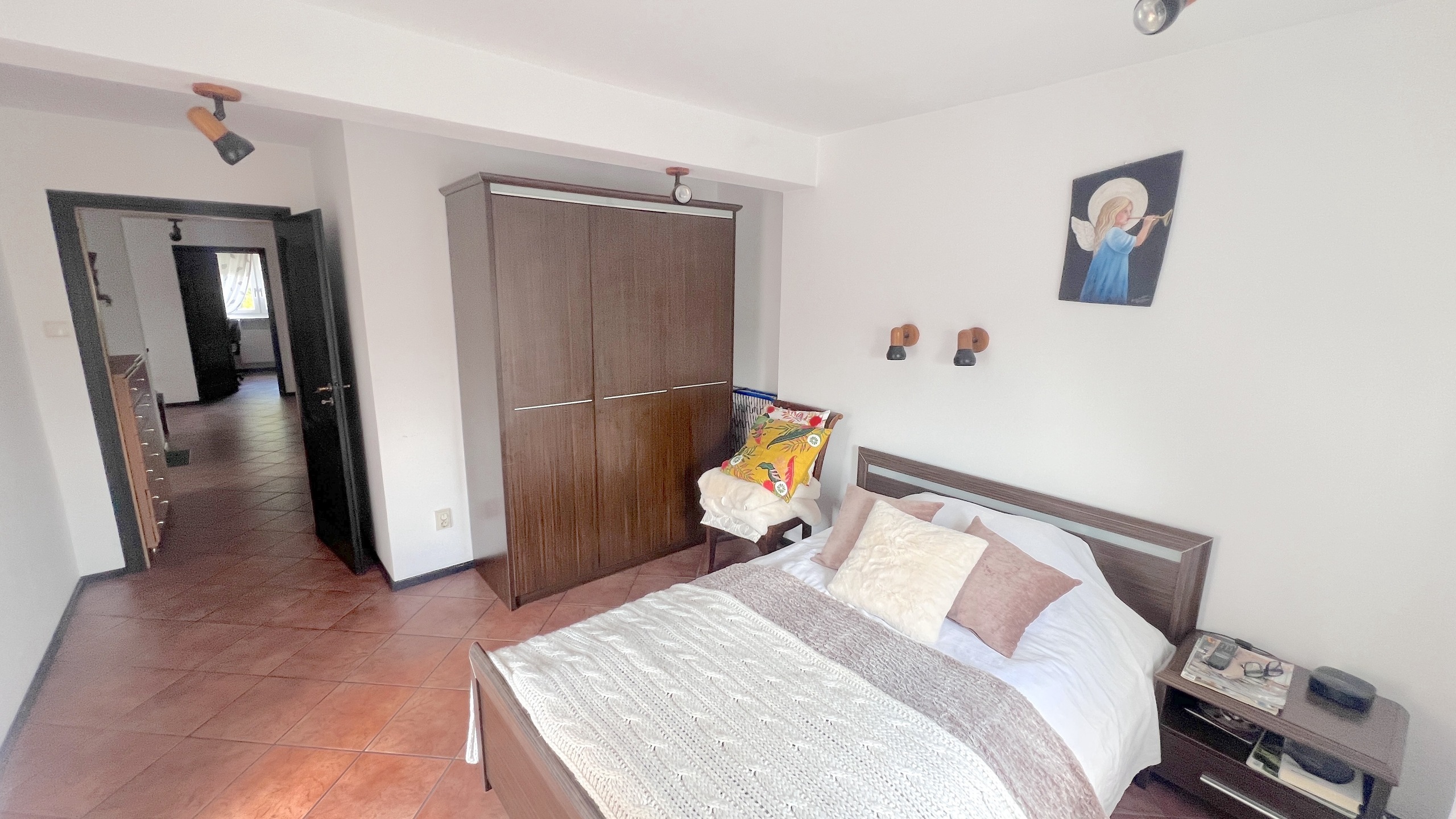 Przestronny dom w doskonałej lokalizacji z potencjałem inwestycyjnym - zdjęcie 12