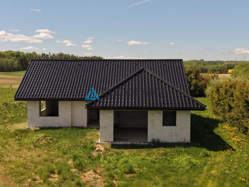 Dom jednorodzinny parterowy z wielospadowym dachem - zdjęcie 2