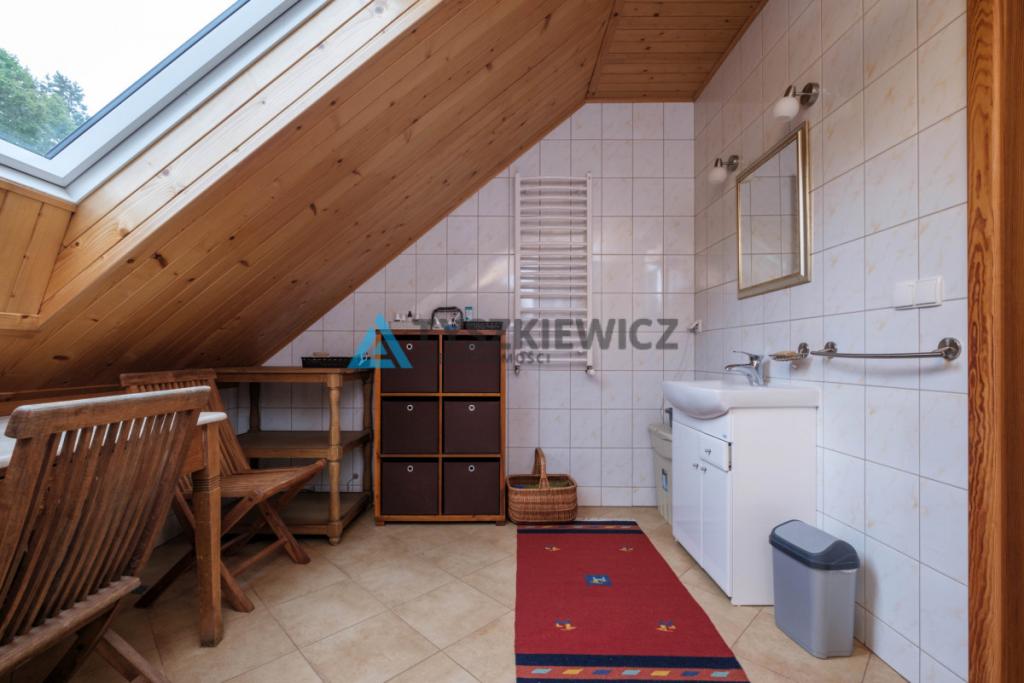 Urokliwy dom w Porąbie z własnym stawem - zdjęcie 13