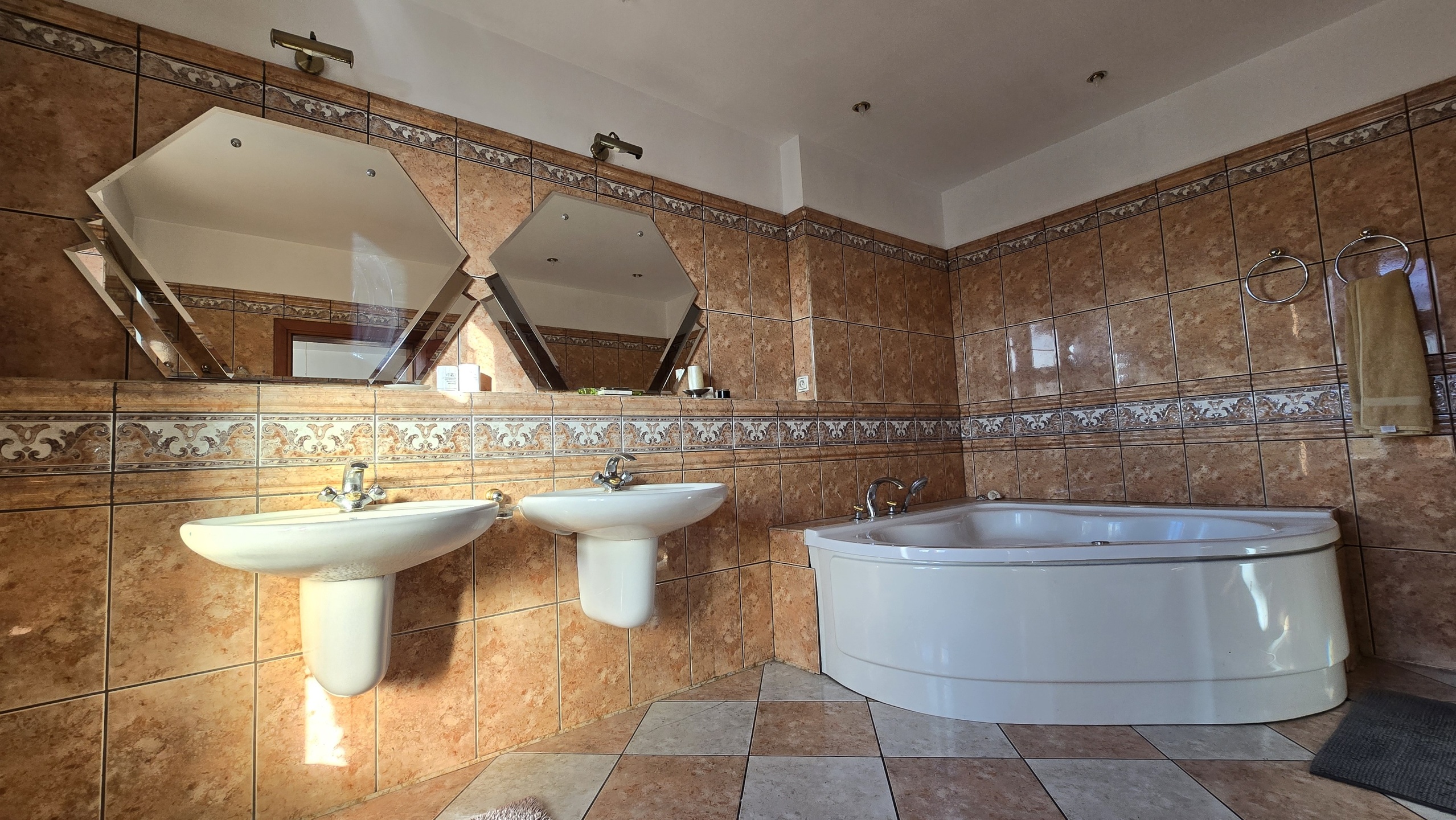 Słoneczne i przestronne mieszkanie w kamienicy do sprzedaży! - zdjęcie 11