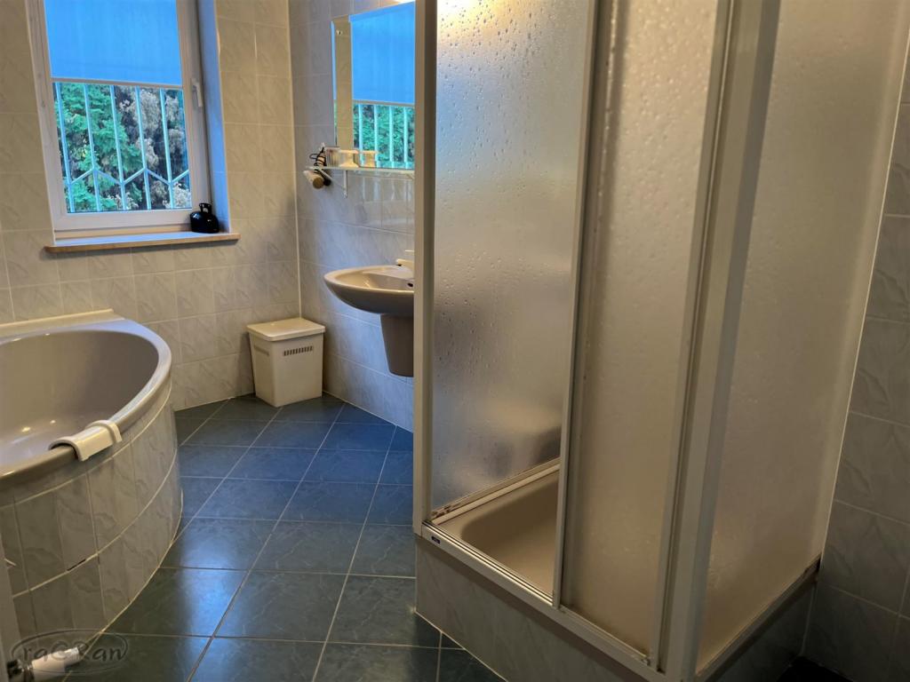 Duży dom nadaje się na Pensjonat lub Dom Opieki - zdjęcie 14